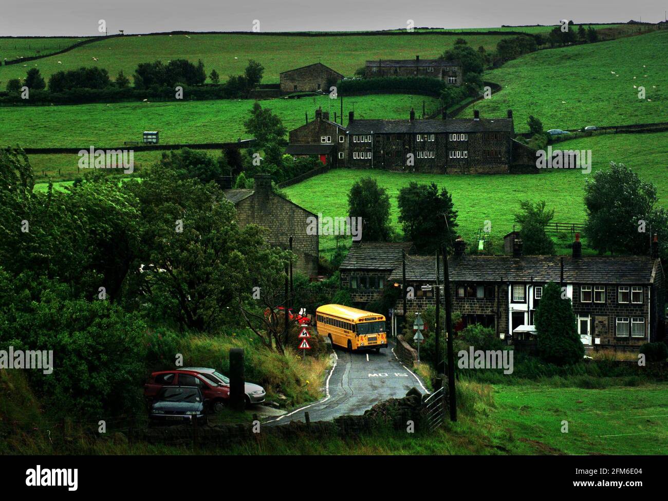 Un autobus scolastico in stile americano in prova a Colden, Yorkshire, agosto 2001 Foto Stock