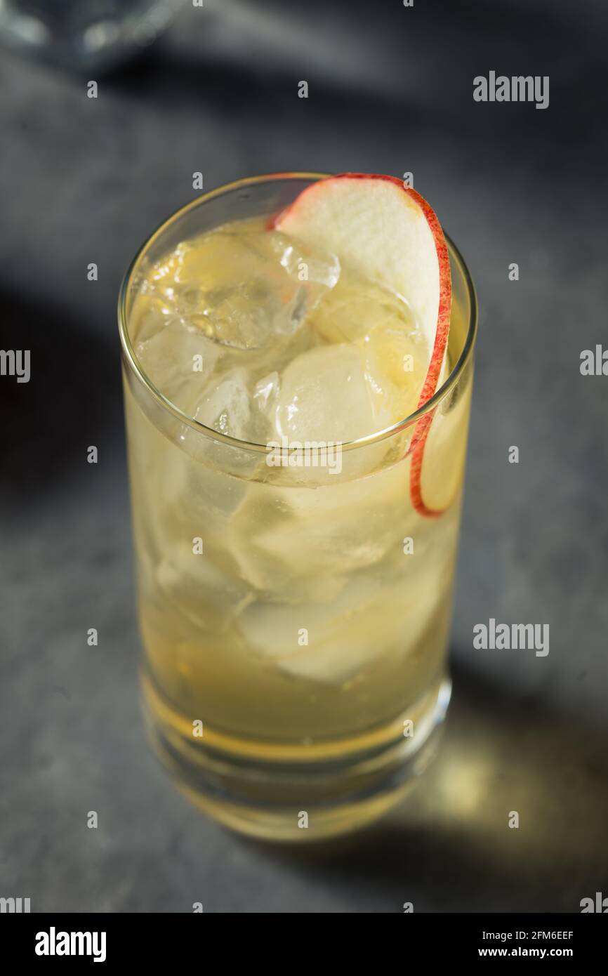 Boozy rinfrescanti Calvados e cocktail di mele toniche in un Highball Vetro Foto Stock
