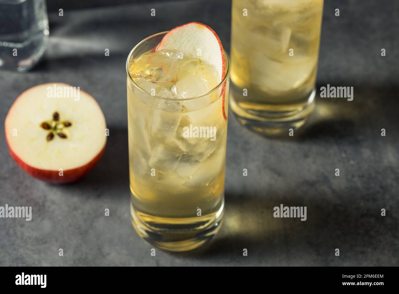 Boozy rinfrescanti Calvados e cocktail di mele toniche in un Highball Vetro Foto Stock