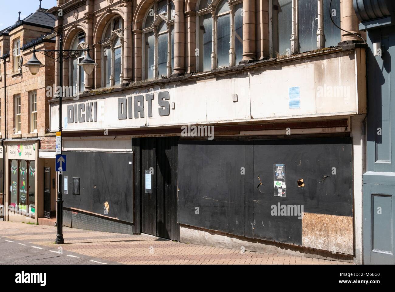 Si è imbarcato sul negozio di fronte Dickie dirts su Leeming Street Mansfield Nottinghamshire East Midlands Inghilterra GB UK Europa Foto Stock