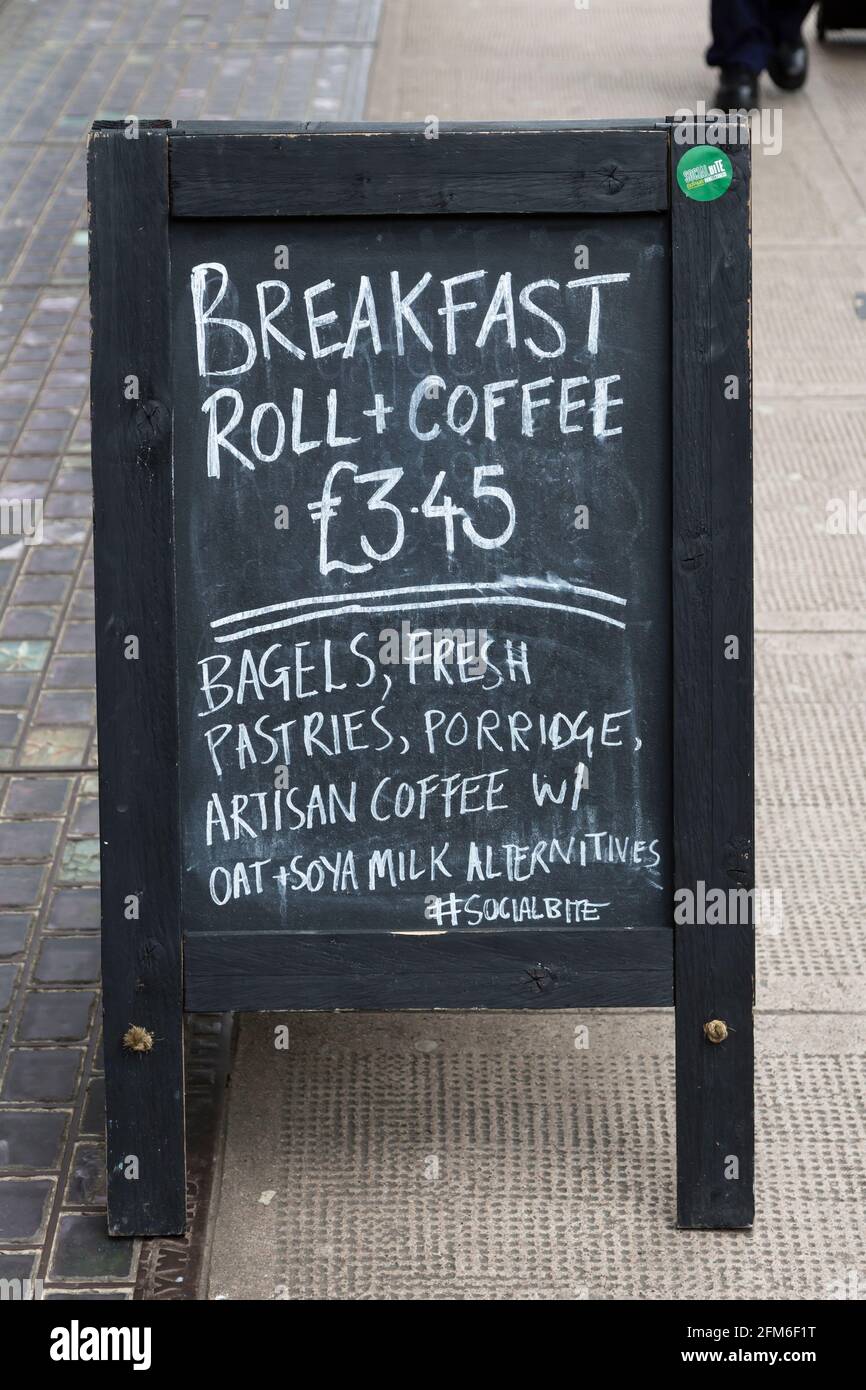 Social Bite colazione takeaway lavagna su un marciapiede, Glasgow, Scozia, Regno Unito Foto Stock