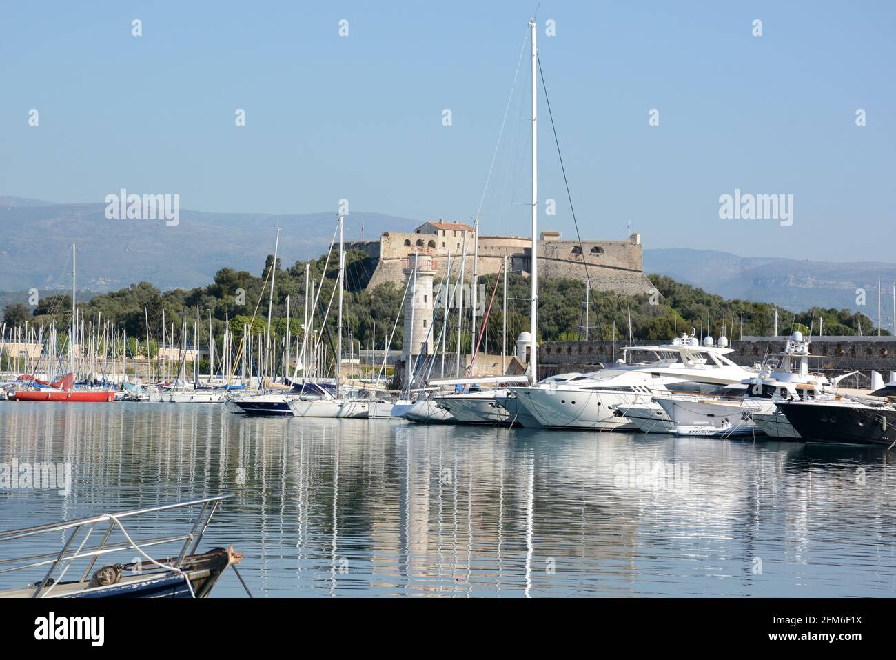 Francia, costa azzurra, Antibes, il porto di Vauban si affaccia sul Forte Carré, questo porto ha 1642 posti, di cui 19 per le unità più grandi. Foto Stock