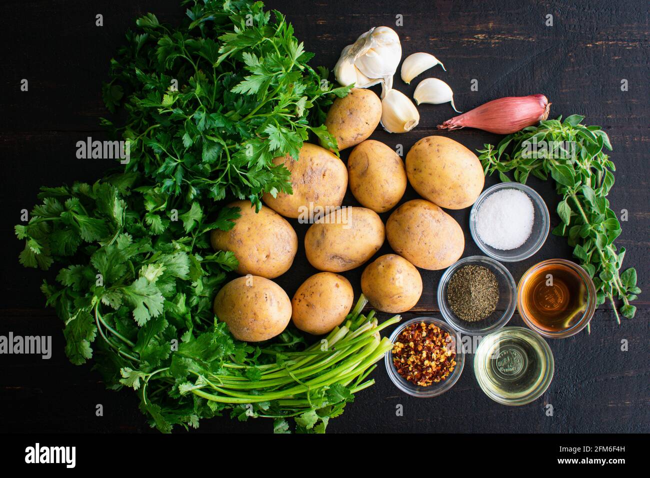 Insalata di patate Chimichurri ingredienti: Mini patate gialle, erbe e spezie utilizzate per preparare l'insalata di patate Foto Stock