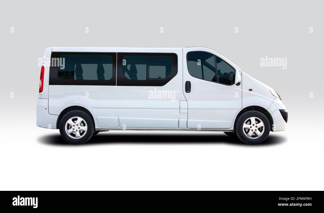 Bianco Mini bus Opel Vivaro vista laterale isolata su bianco sfondo Foto Stock