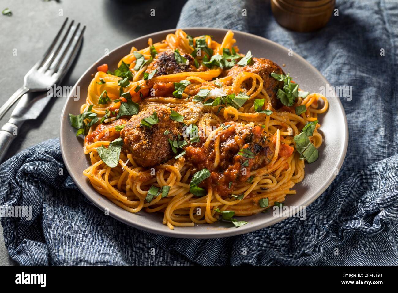 Spaghetti fatti in casa e polpette di tacchino con salsa di pomodoro al basilico Foto Stock