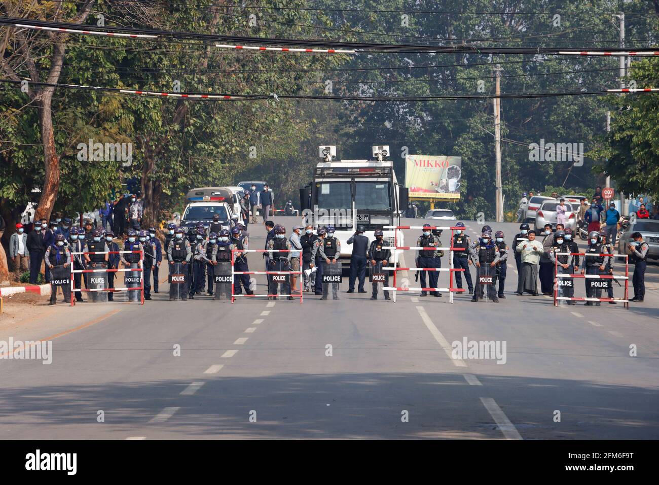 Lashio, Stato dello Shan del Nord, Myanmar. 26 Feb 2021. Ufficiali di polizia visti dietro una barricata per impedire ai manifestanti anti anti anti-militari del colpo di stato di manifestare durante la protesta militare. UNA folla massiccia è scesa nelle strade di Lashio per protestare contro il colpo di stato militare e ha chiesto il rilascio di Aung San Suu Kyi. L'esercito del Myanmar ha arrestato il consigliere di Stato del Myanmar Aung San Suu Kyi il 01 febbraio 2021 e ha dichiarato uno stato di emergenza mentre coglie il potere nel paese per un anno dopo aver perso l'elezione contro la Lega nazionale per la democrazia (immagine di credito: © Mine Smine/SOPA immagine Foto Stock