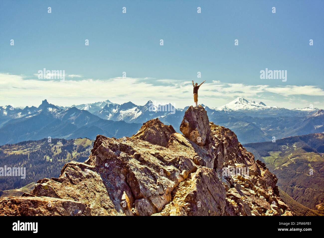 Escursionista in piedi sulla cima rocciosa di montagna, Chilliwack, British Columbia Canada. Foto Stock