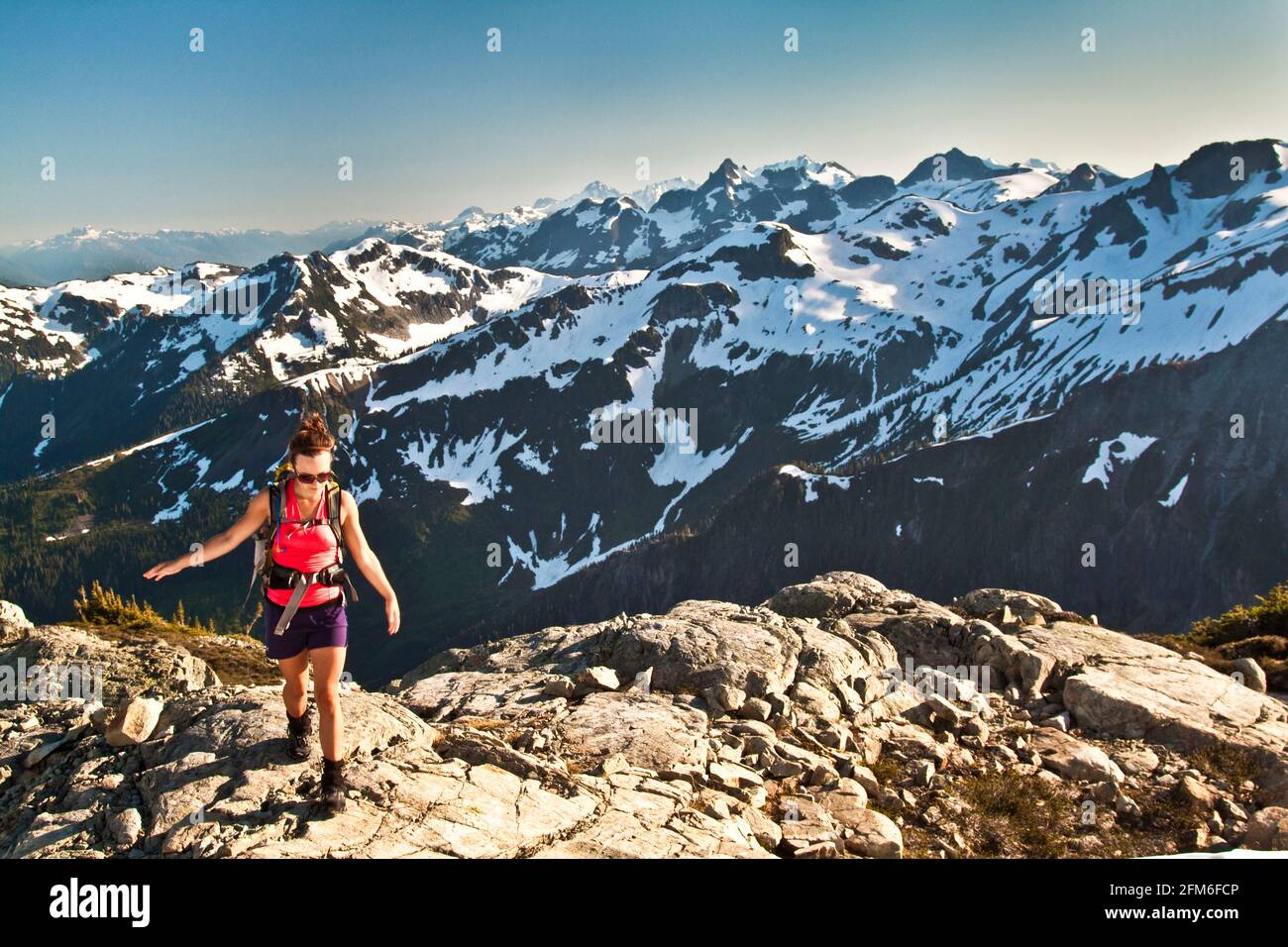 Fit attraente giovane donna trekking in montagna vicino Whistler B.C. Foto Stock