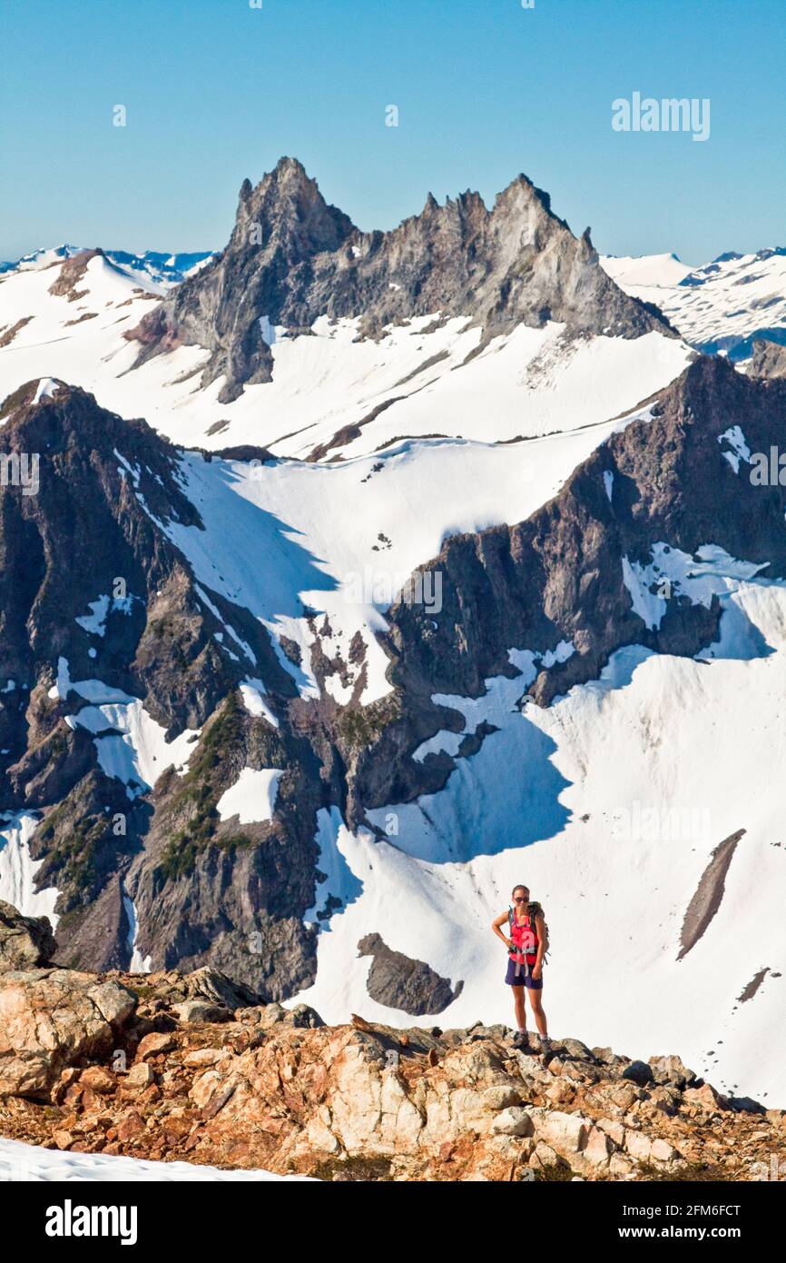 Bella fit millennial donna backpacking in montagna, Whistler Foto Stock