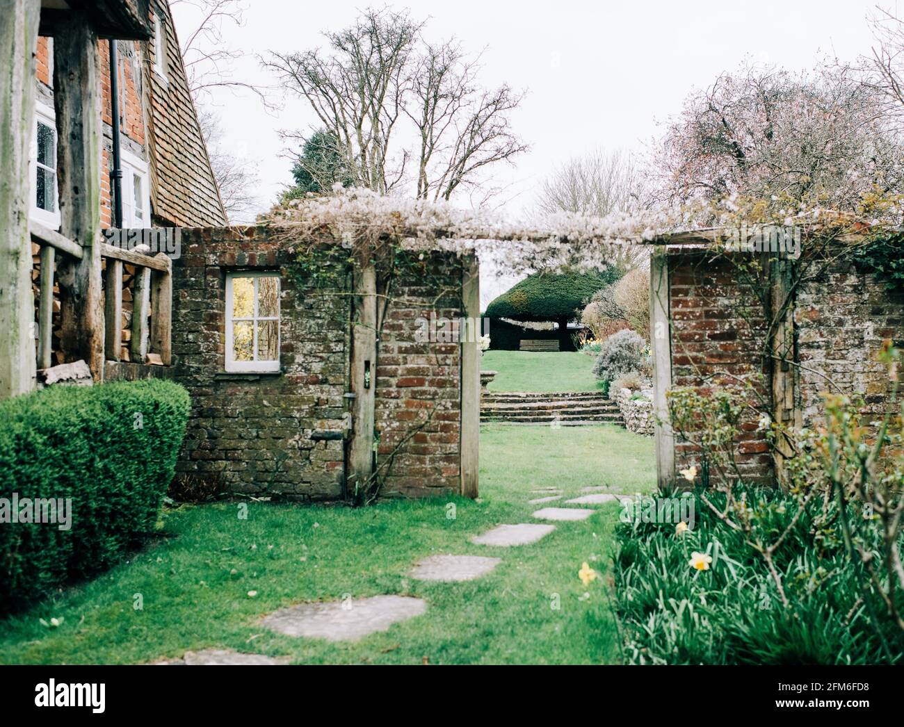 Vecchio muro di mattoni in un bellissimo giardino inglese nel campagna Foto Stock