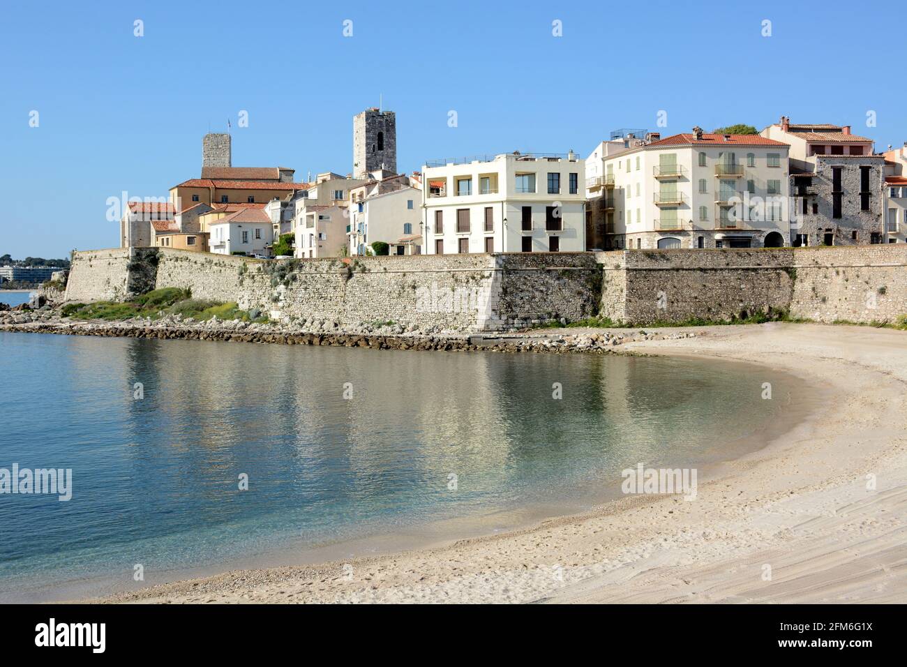 Francia, costa azzurra, Antibes, i bastioni della città vecchia, e la piccola spiaggia di sabbia della Gravette. Foto Stock