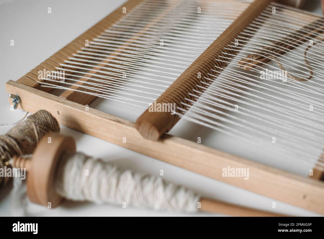 Telaio per tessitura pretarato per lavoro con filo di lana Foto stock -  Alamy