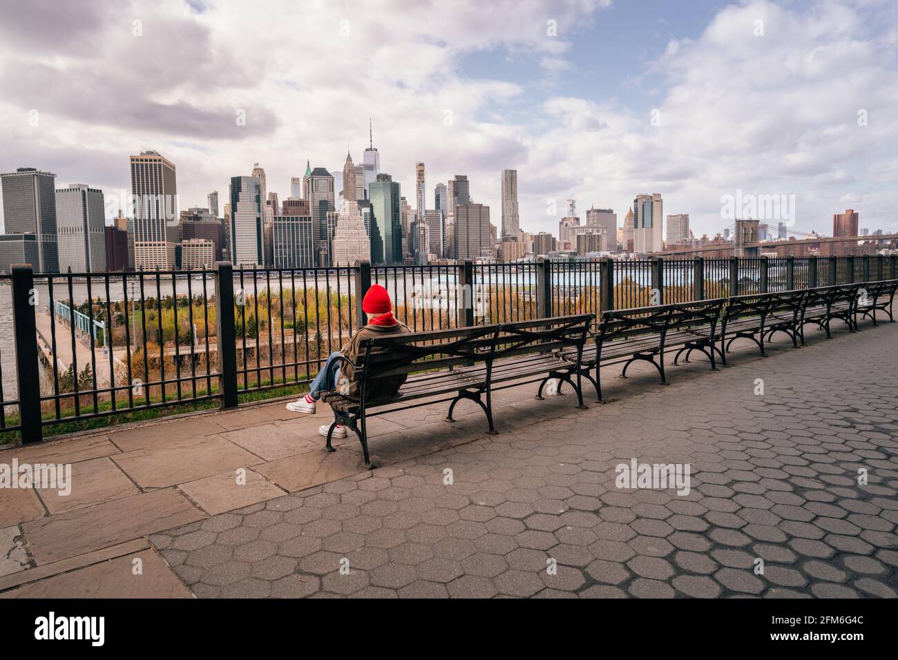 persona seduta panca cappello vista panoramica di new york città Foto Stock