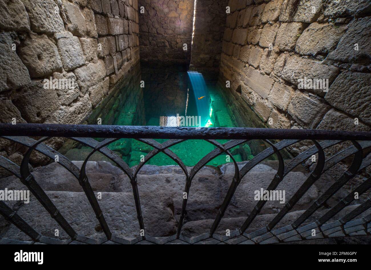 Cisterna d'acqua romana nella cittadella araba di Alcazaba, Merida, Spagna Foto Stock