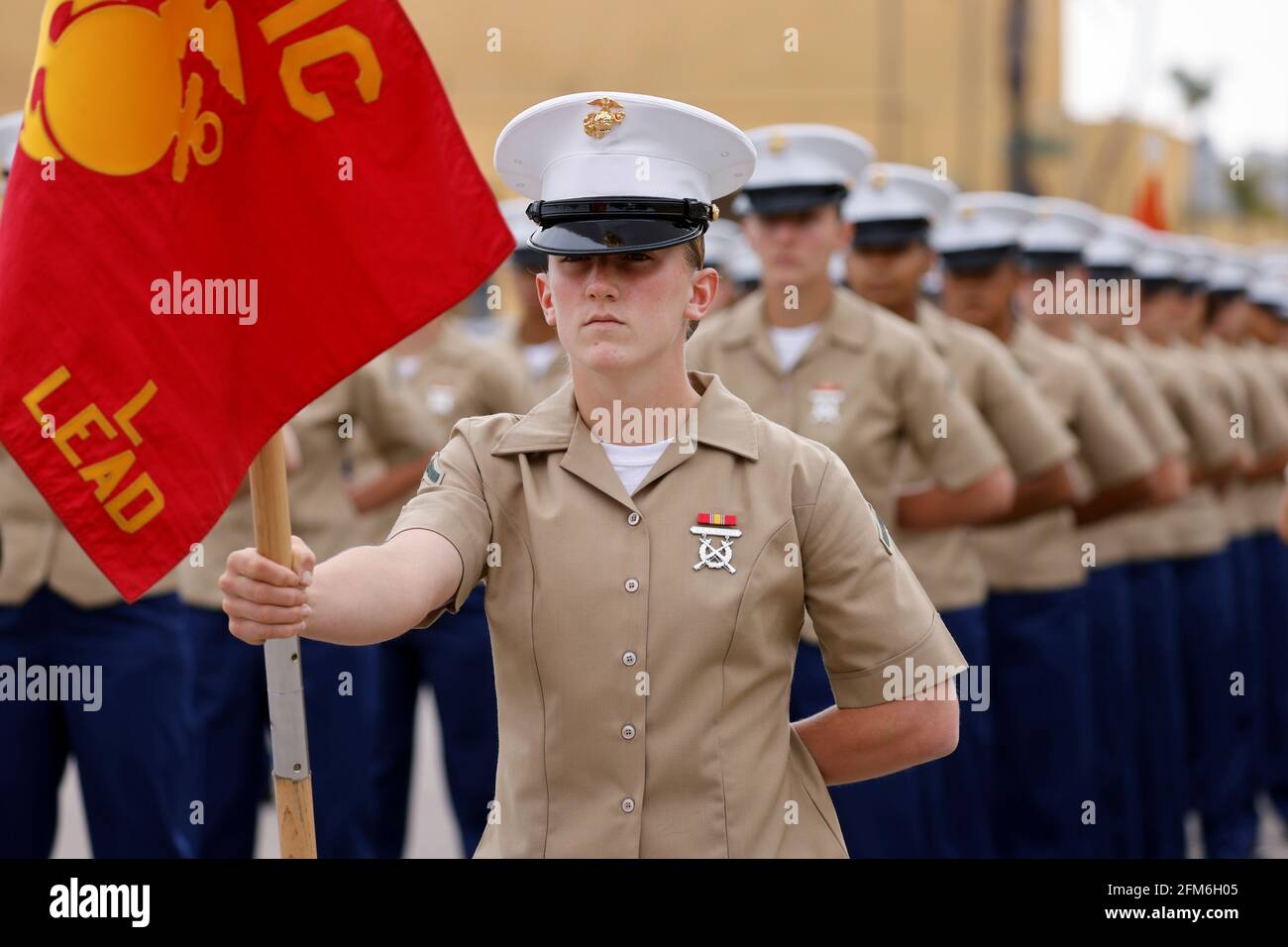 I membri del 3° Battaglione di addestramento al reclutamento della Lima Company celebrano la cerimonia per diventare le prime donne a laurearsi come marines degli Stati Uniti nella storia di 100 anni del deposito di reclutamento del corpo dei Marine San Diego, a San Diego, California, Stati Uniti, 6 maggio, 2021. REUTERS/Mike Blake Foto Stock