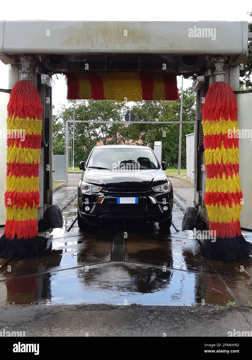 Auto all'interno dell'autolavaggio in funzione Foto Stock