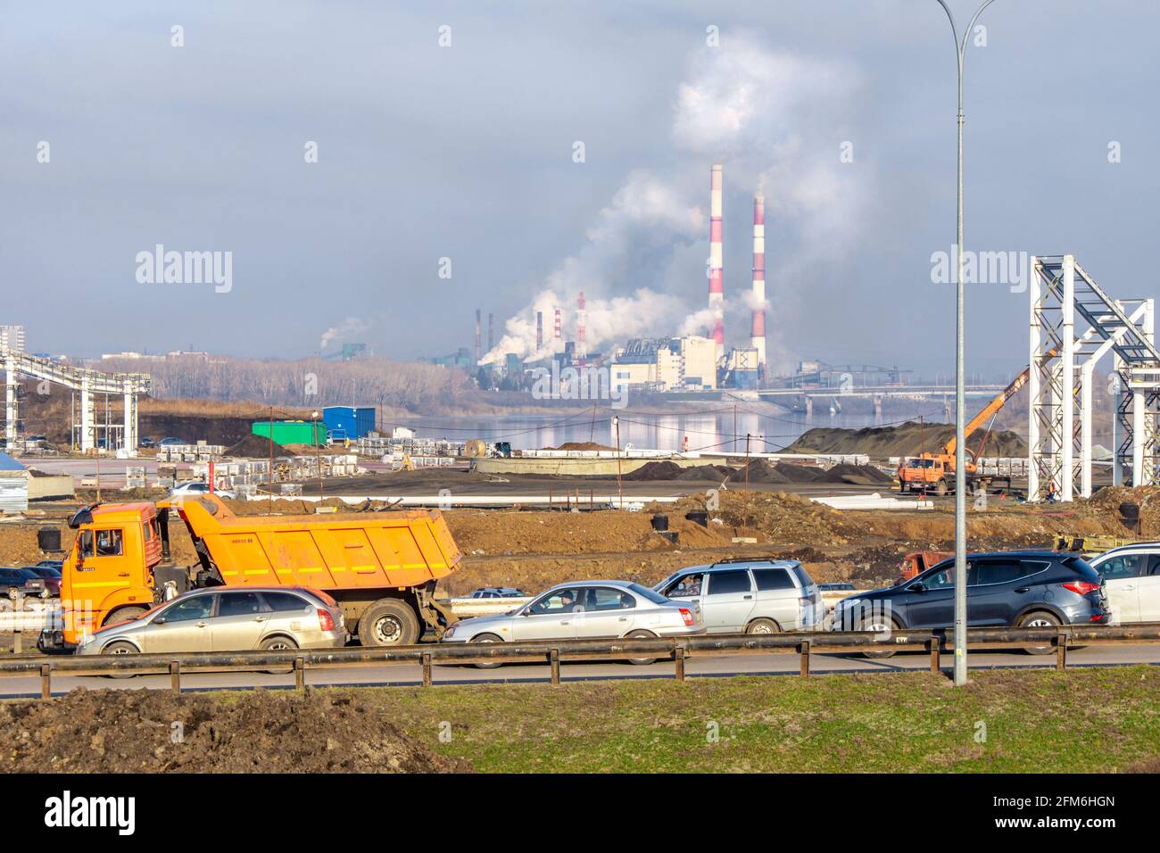 Kemerovo, Russia - 29 aprile 2021. Costruzione di un centro commerciale e sistemazione di piazza Moskovskaya sulle rive del fiume Tom, Kemerovo state Dist Foto Stock