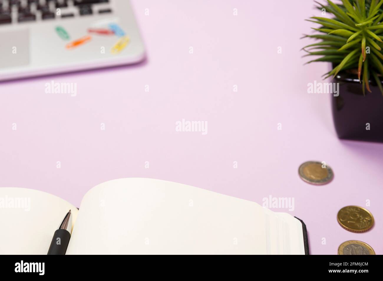 Forniture per ufficio nell'area di lavoro rosa. Vista dall'alto con spazio per la copia per inserire il testo. Spazio di lavoro di design sul tavolo da scrivania elementi essenziali su una superficie piana Foto Stock