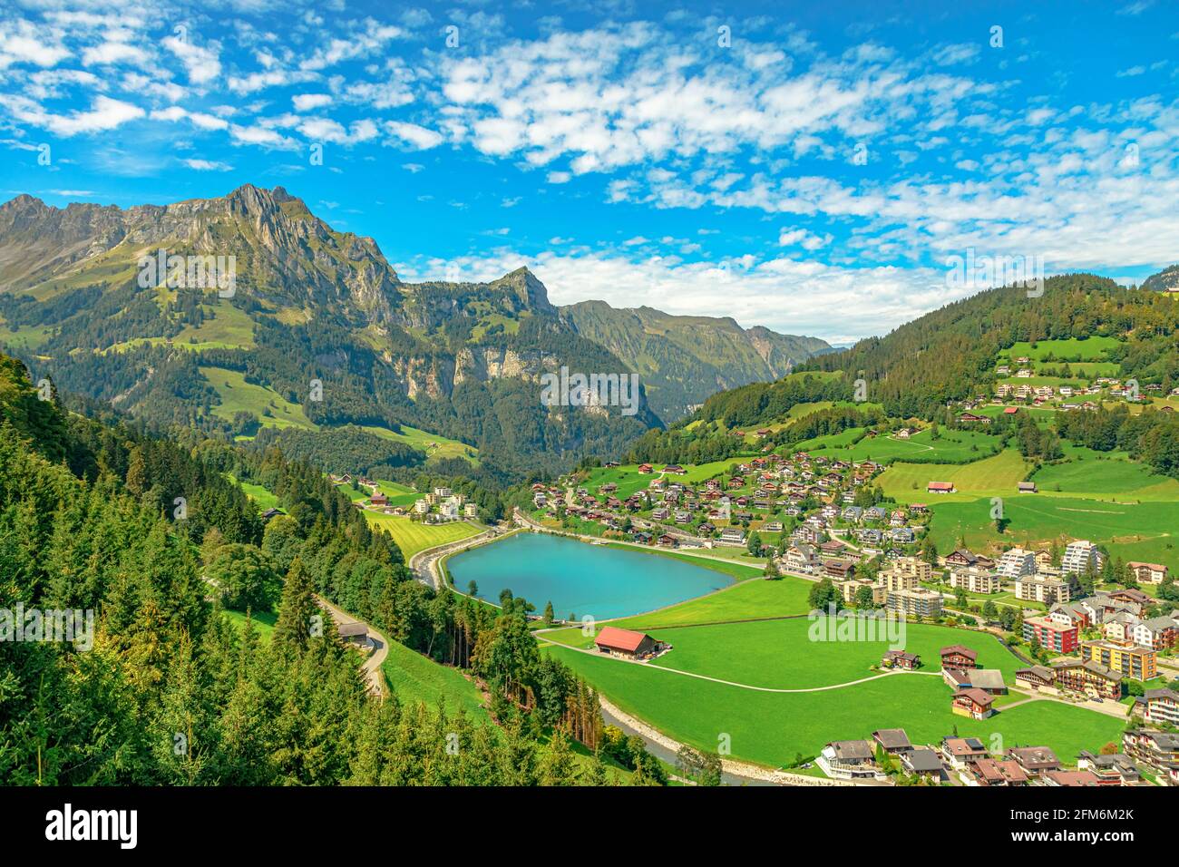 Valle di Engelberg con il lago Eugenisee. Vista dalla funivia al monte Titlis delle Alpi Uri. Situato in Cantoni di Obwalden e Berna, Svizzera Foto Stock