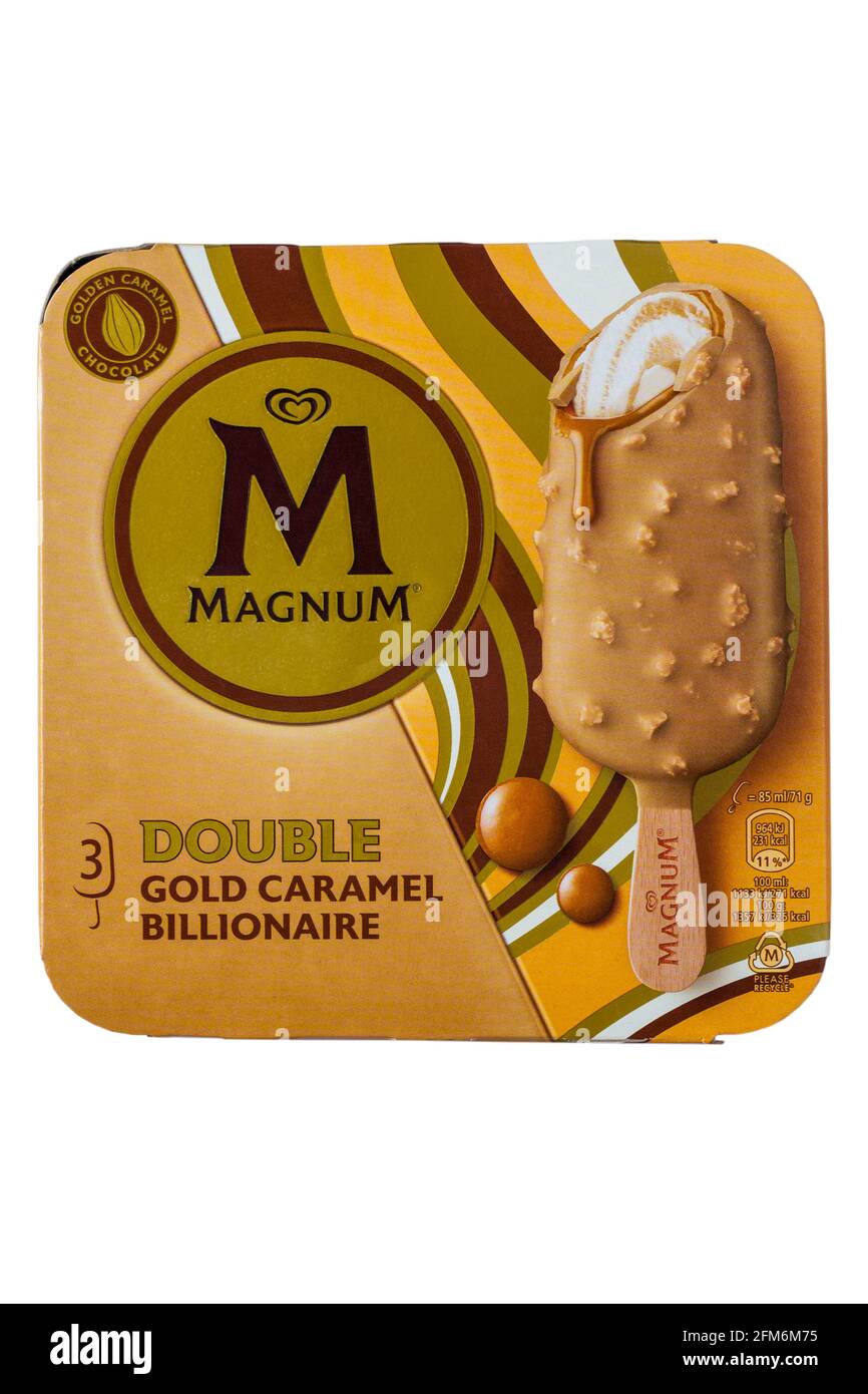 Scatola di Magnum Double Gold Caramel CREAM Bilionaire gelato Isolato su sfondo bianco - Regno Unito Foto Stock