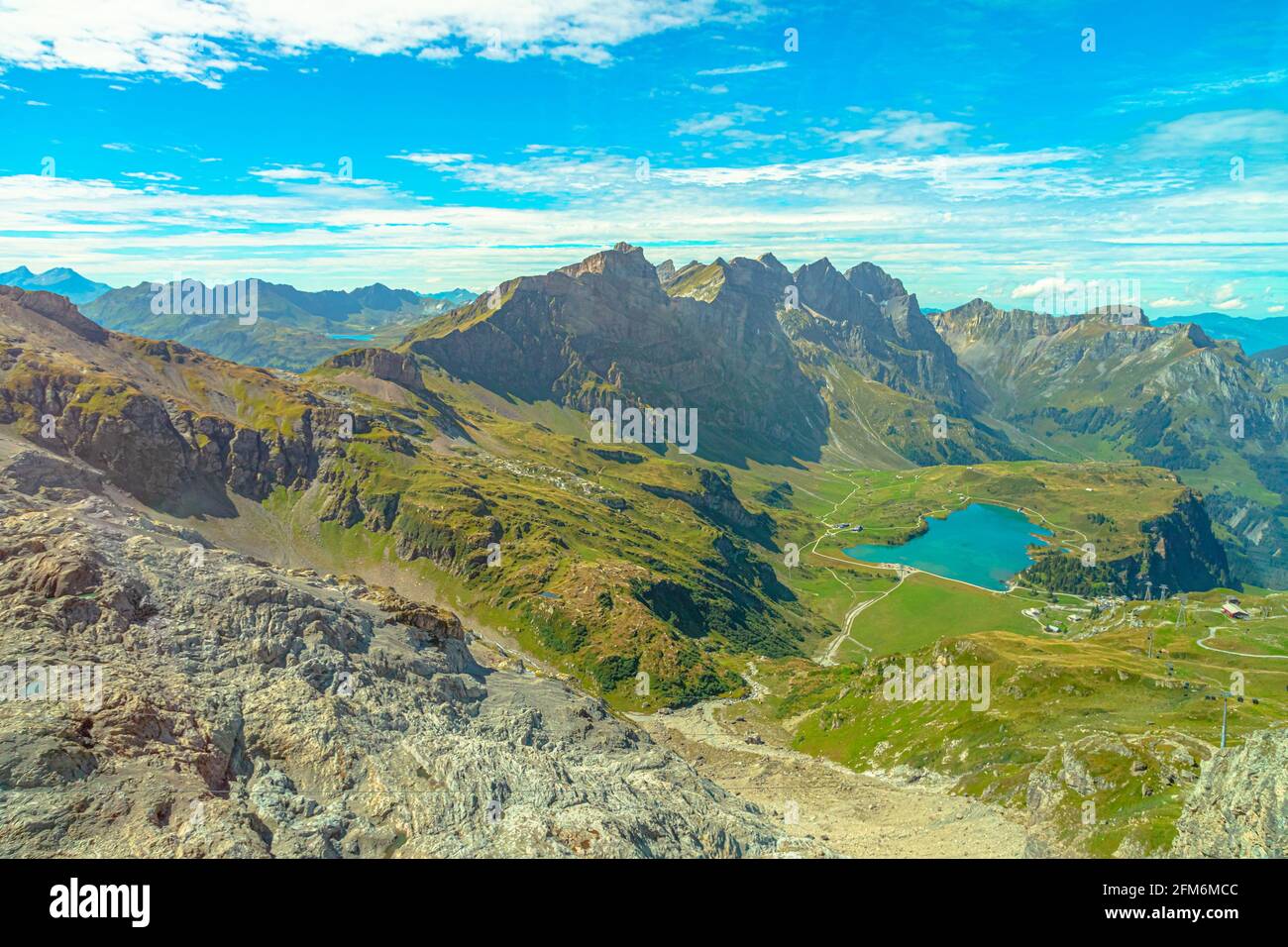 Valle di Engelberg con lago Truebsee. Vista dalla funivia al monte Titlis delle Alpi Uri. Situato in Cantoni di Obwalden e Berna, Svizzera Foto Stock