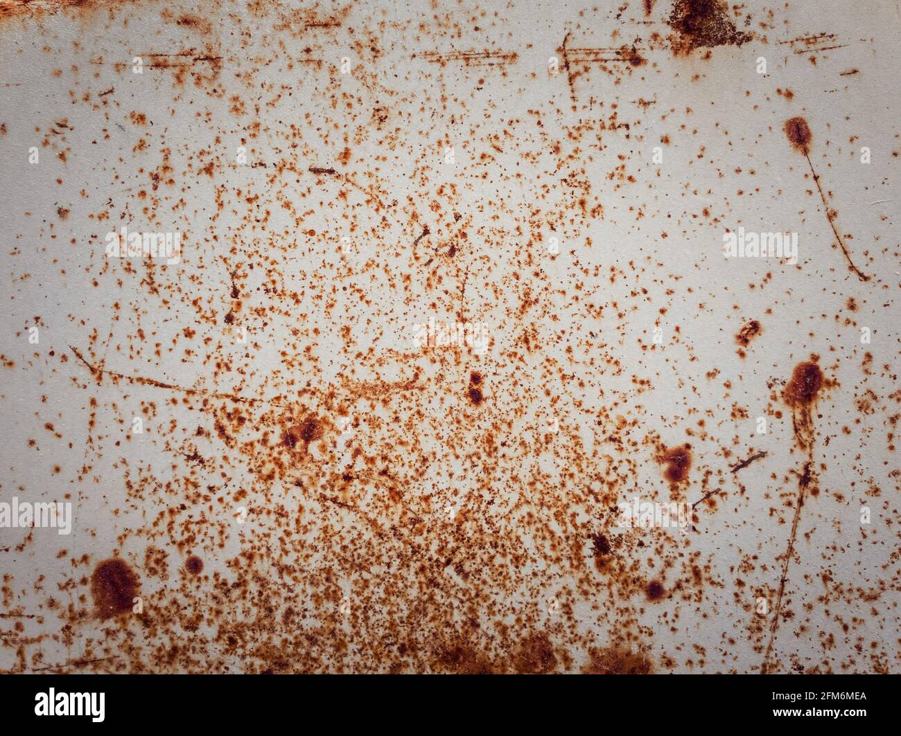 Superficie della struttura metallica arrugginita e marcita. Grugnoso, decadimento della lamiera di stagno intemperie. Dettagli astratti dell'elemento da costruzione resistente alle intemperie. Struttura anticorrosione Foto Stock