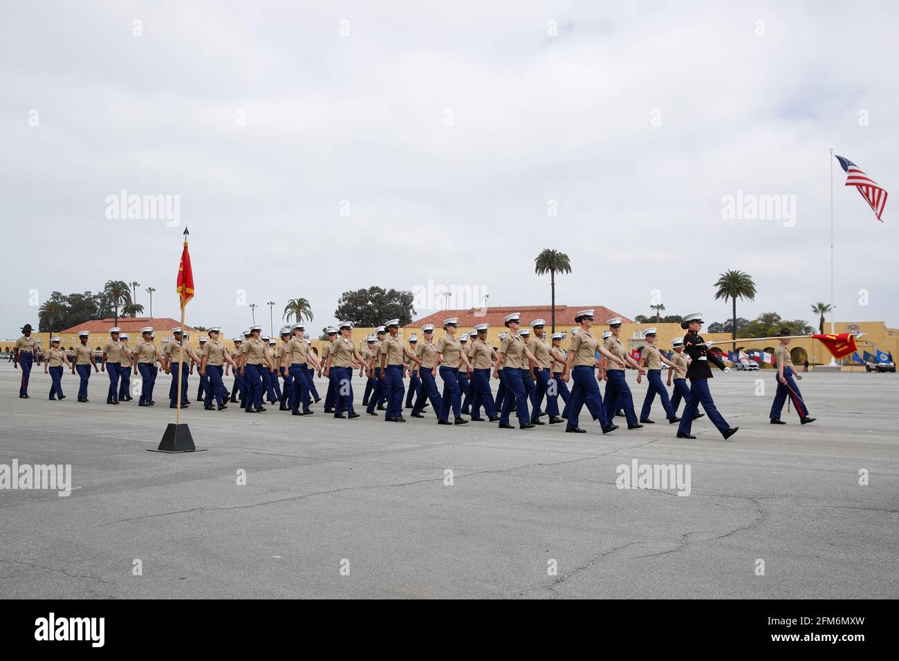 Membri del 3° Battaglione di addestramento al reclutamento della Società di Lima, marzo durante la cerimonia di diventare le prime donne a laurearsi come Marines degli Stati Uniti nel 100 anni di storia del Marine Corps Recruiting Depot San Diego, a San Diego, California, Stati Uniti, 6 maggio, 2021. REUTERS/Mike Blake Foto Stock