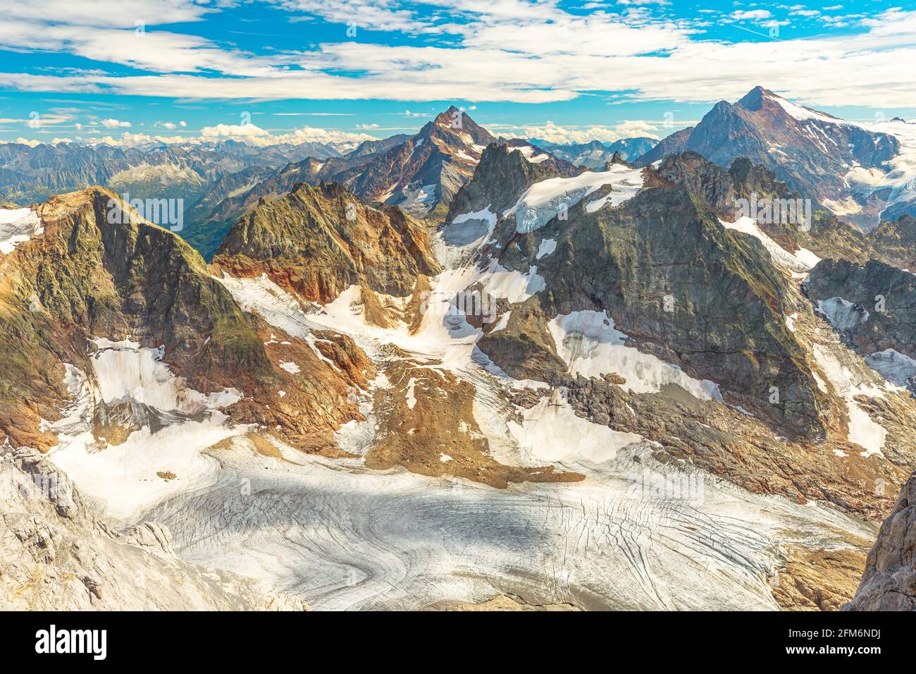 Monte Titlis nella vista panoramica delle Alpi svizzere sulla neve. Svizzera, Cantoni di Obvaldo e Berna. Foto Stock