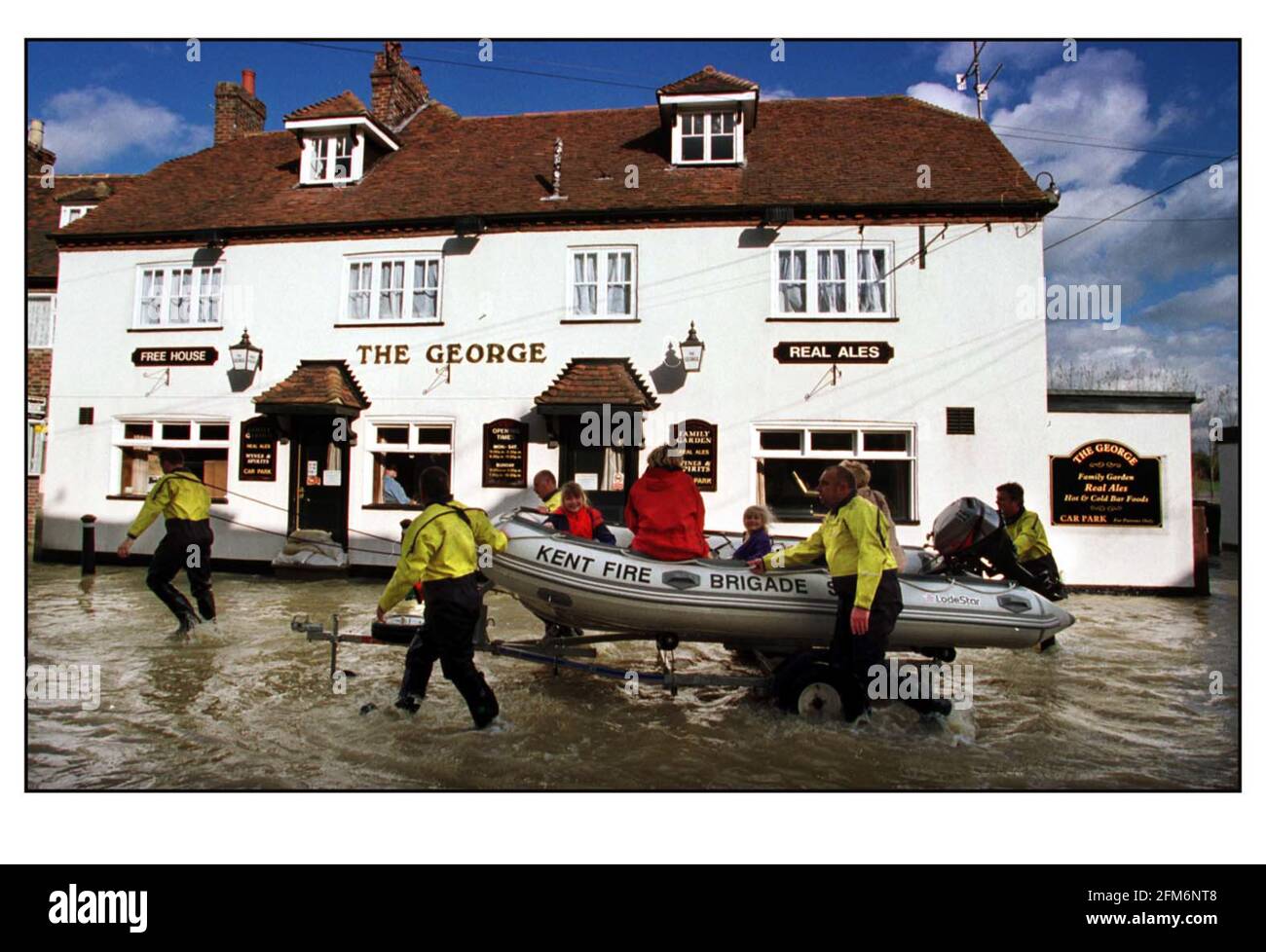 I soccorritori prestano la mano d'aiuto, a Yalding, ottobre 2000 ancora sotto l'acqua dopo le tempeste del fine settimana Foto Stock