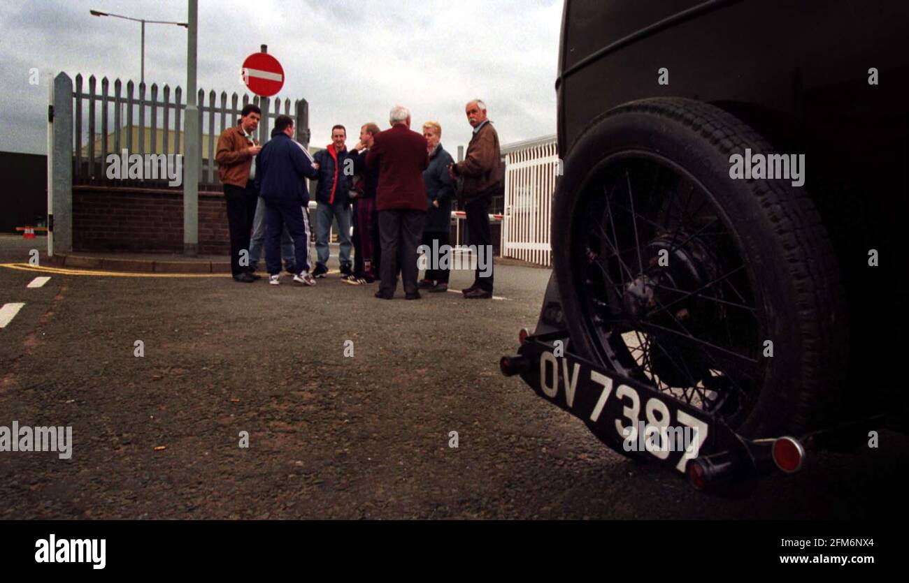 Un gruppo di lavoratori discutono della selloff BMW di Rover fuori dallo stabilimento di Longbridge, Birmingham, prima di partire per il fine settimana delle festività Foto Stock
