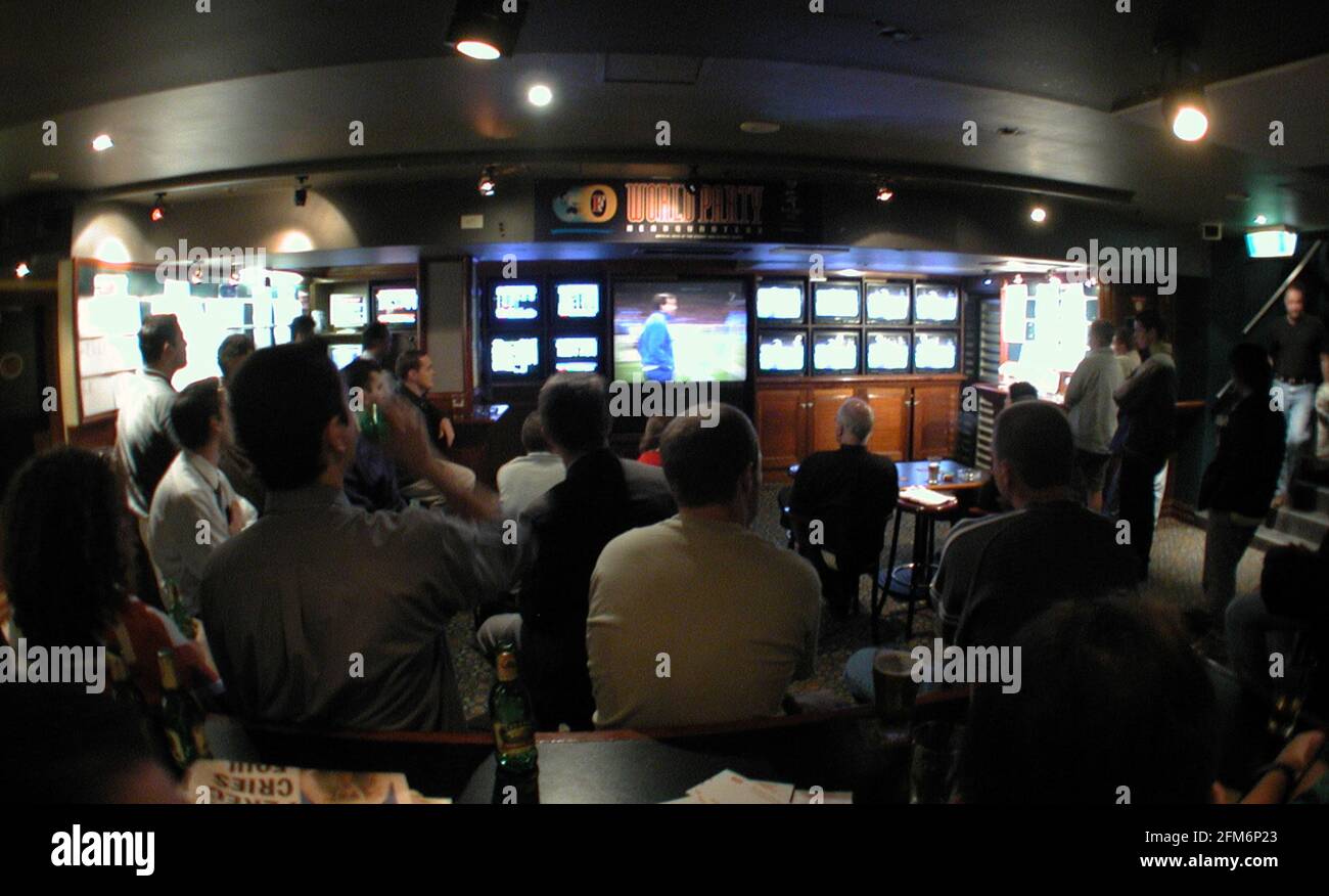 TIFOSI CHE GUARDANO LA PARTITA DI CALCIO DI SETTEMBRE 2000 IN AUSTRALIA V. ITALIA A CHEARS BAR SYDNEY Foto Stock