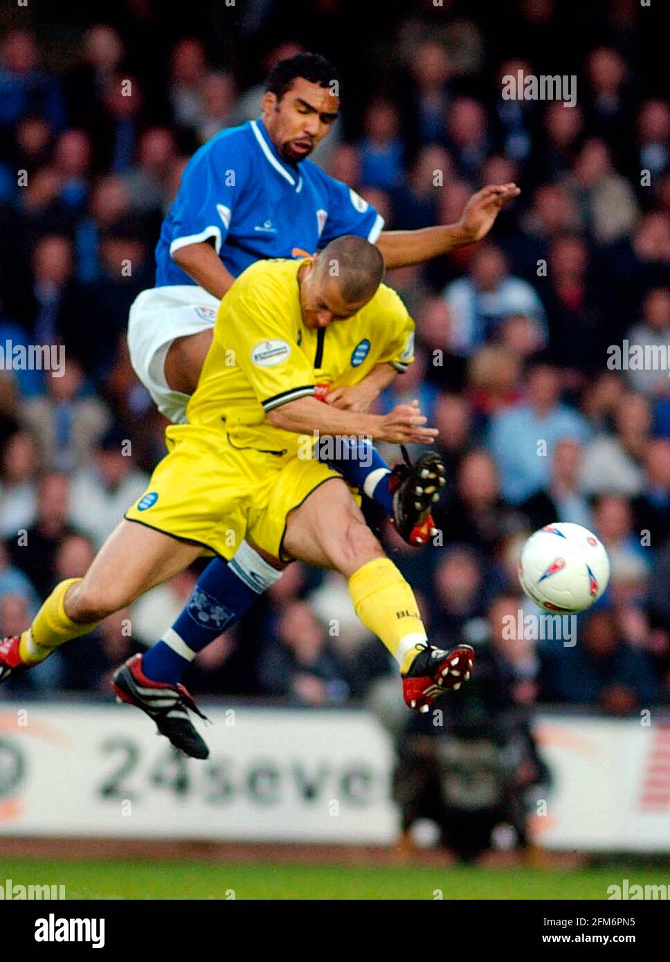 PLAY OFF'S 2ND LEG MILLWALL V BIRMINGHAM 2/5/2002 GEOFF HORSFIELD E RONNIE BULL IMMAGINE DAVID ASHDOWN. CALCIO Foto Stock