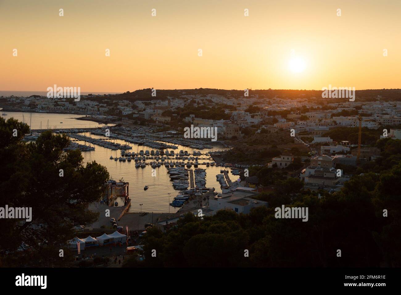 Panorama della destinazione estiva Santa Maria di Leuca in Puglia Italia al tramonto in una giornata calda Foto Stock