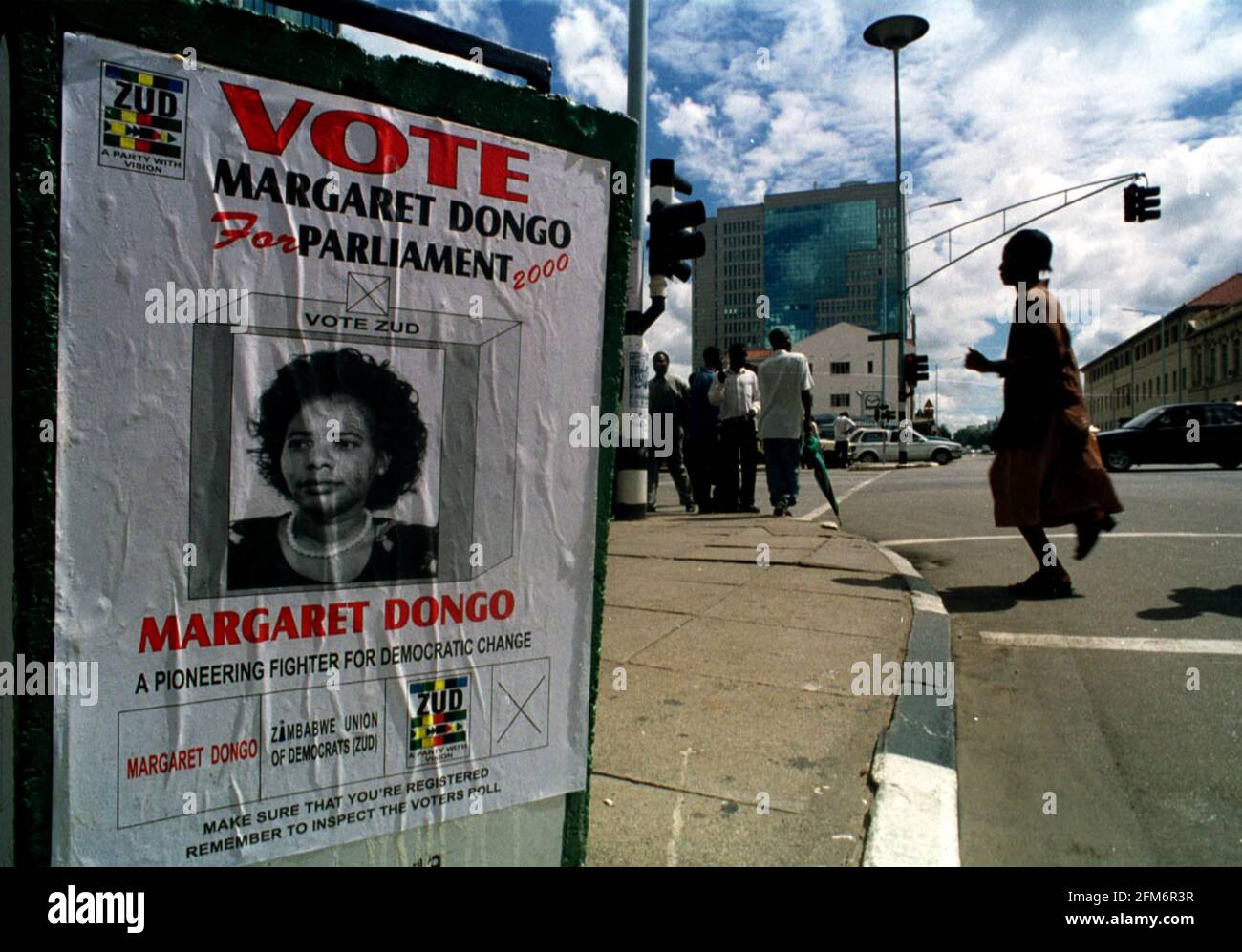 Margaret Dongo è un parlamentare indipendente aprile 2000 che ha manifesti in tutta la città di Harare nel tentativo di rielezione quando le prossime elezioni si terranno. Foto Stock