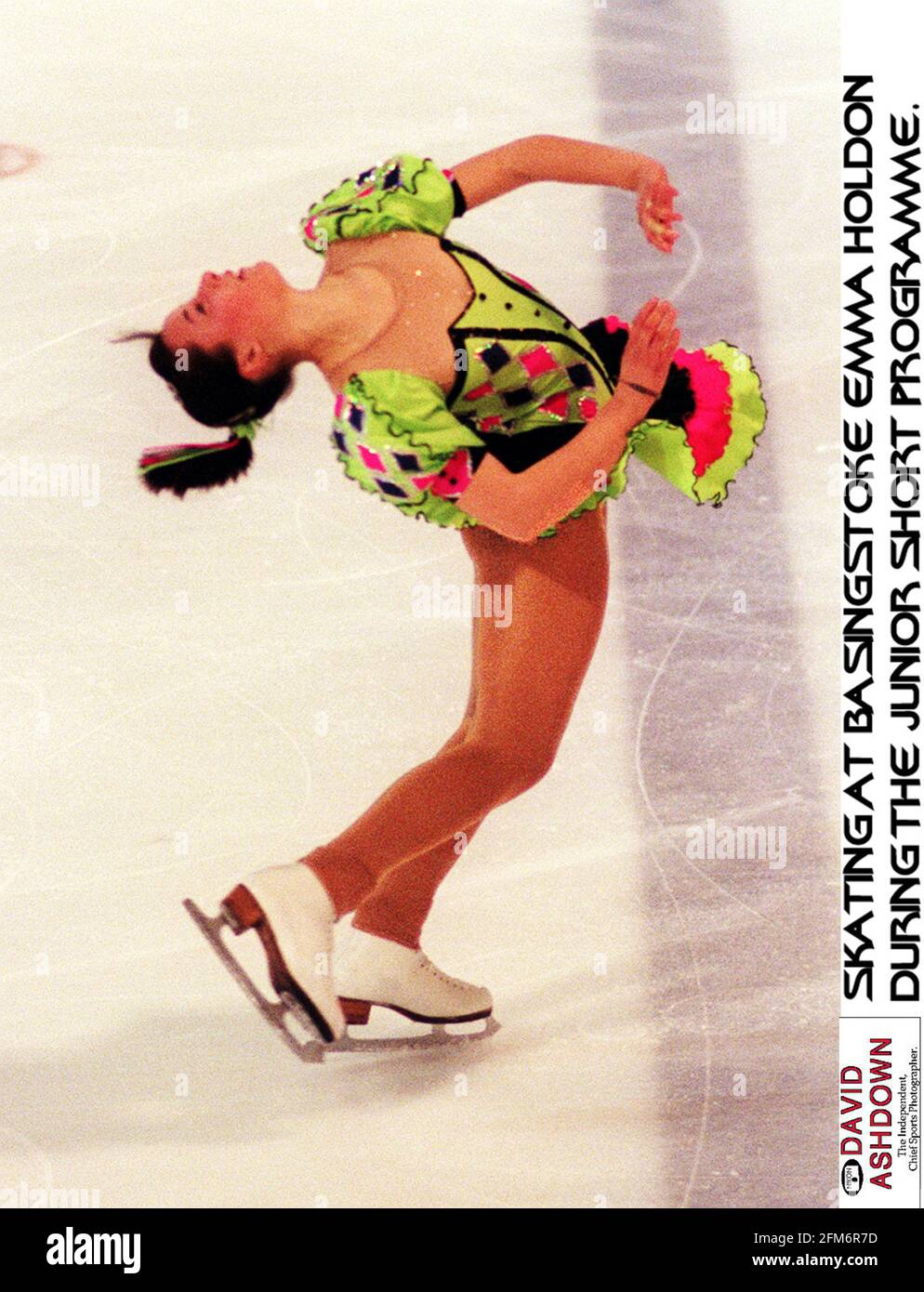 Emma Holden si concentra sul mantenere la sua posizione sul ghiaccio dyring il suo breve programma nel British Junior Championships a. Basingstoke Foto Stock