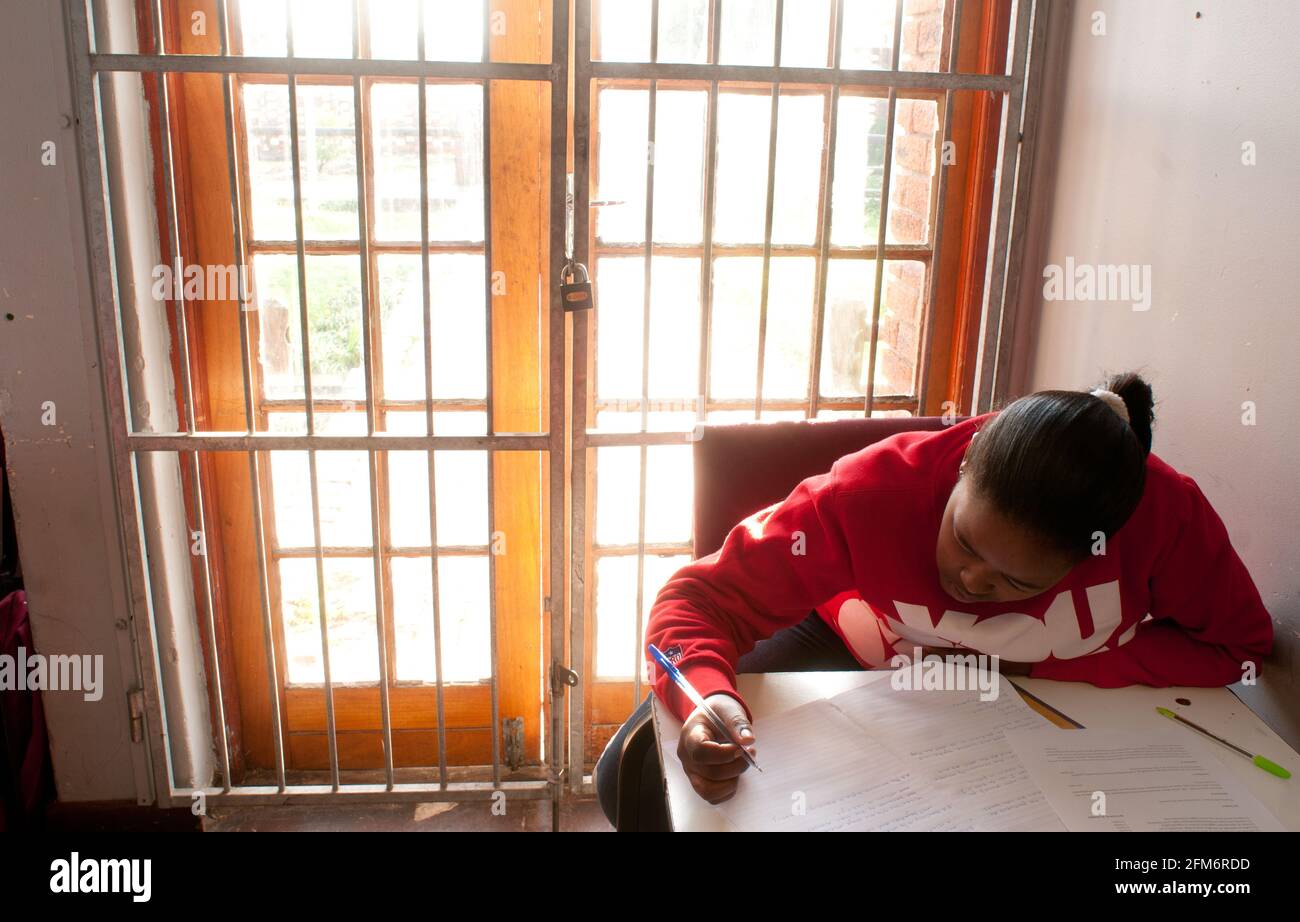 Una ragazza teenaged di Xhosa prende un esame durante la sessione di midterm della scuola di speranza. La Scuola di speranza è una scuola di base situata ad Athlone, Sud A. Foto Stock