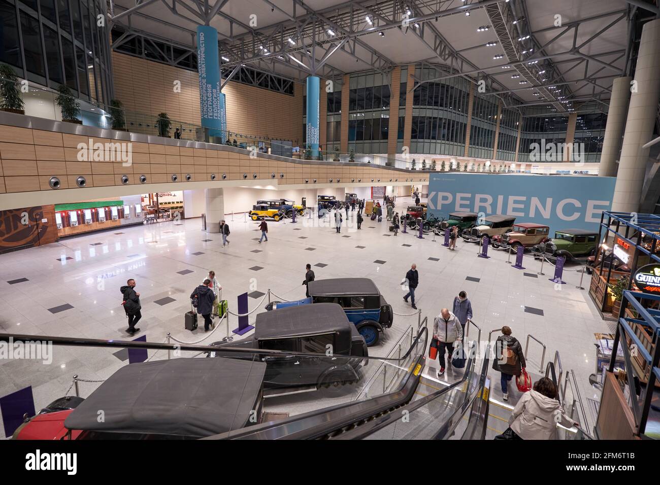 MOSCA, RUSSIA - 3 MAGGIO 2021: Sala esposizioni di auto retrò all'aeroporto internazionale Domodeovo Foto Stock