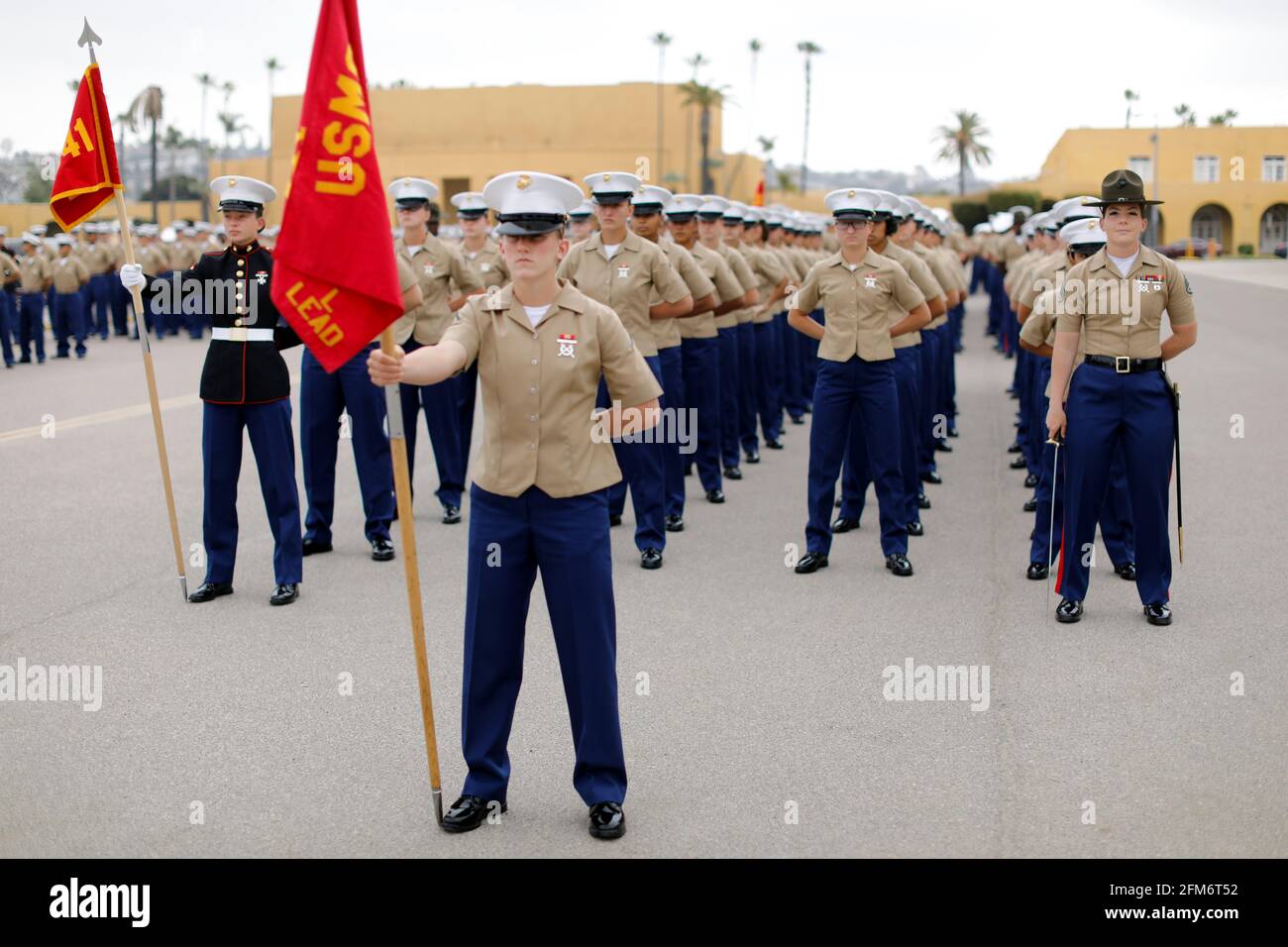 I membri del 3° Battaglione di addestramento al reclutamento della Società di Lima partecipano alla cerimonia per diventare le prime donne a laurearsi come Marines degli Stati Uniti nel 100 anni di storia del Marine Corps Recruiting Depot San Diego, a San Diego, California, Stati Uniti, 6 maggio, 2021. REUTERS/Mike Blake Foto Stock