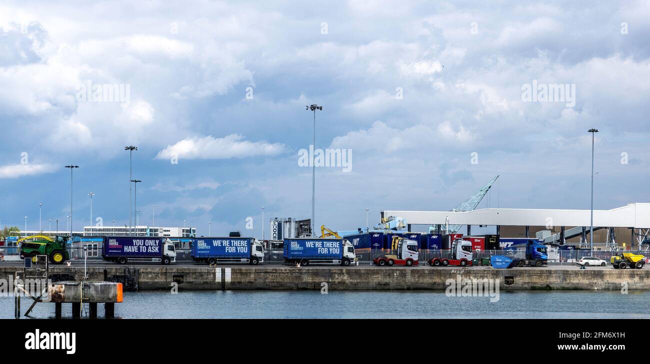 Una linea di veicoli in coda per salire a bordo di un traghetto presso la North Wall, porto di Dublino, Irlanda. Foto Stock