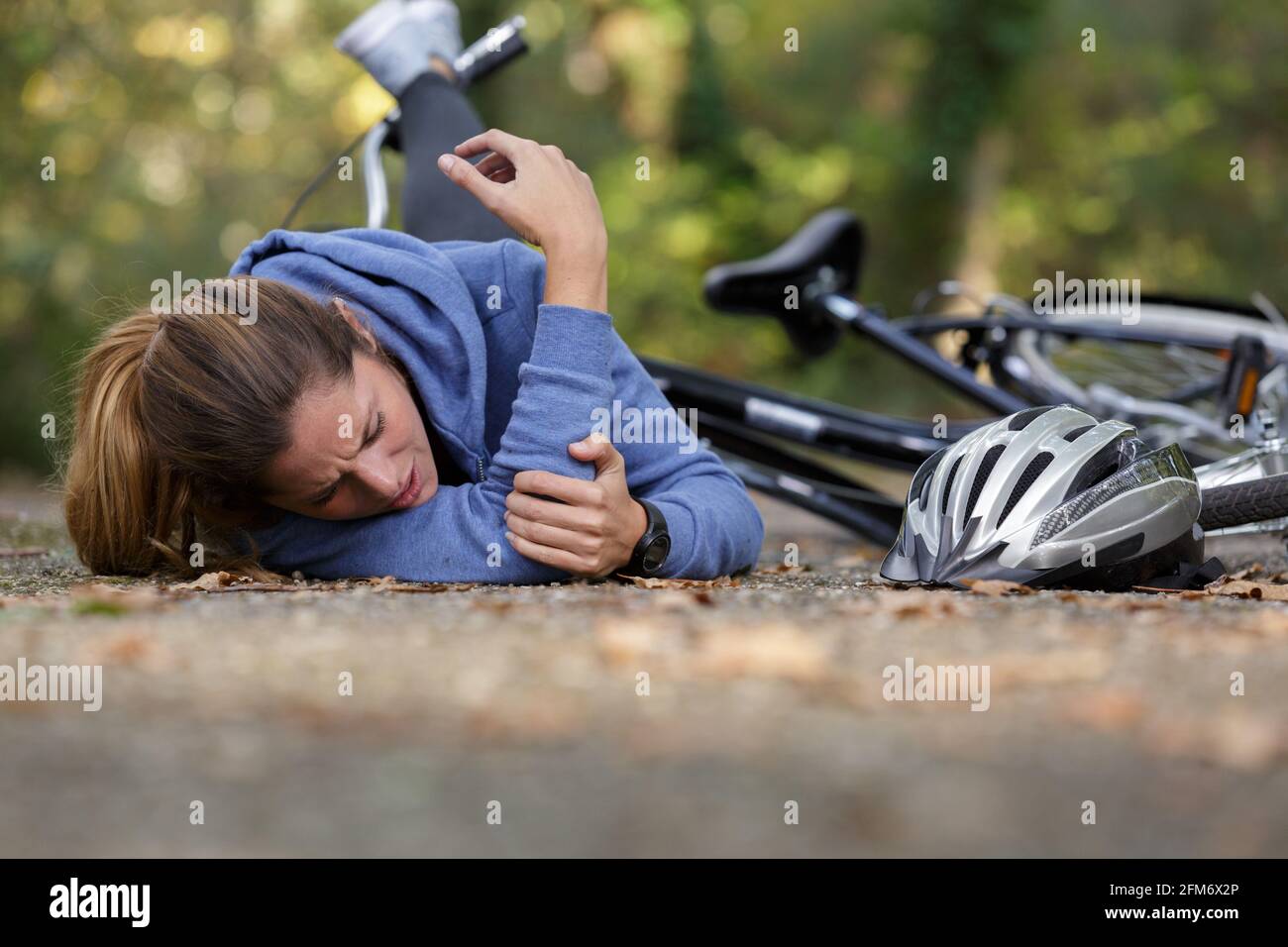 la donna è caduta dalla sua bicicletta e ha ferito il gomito Foto stock -  Alamy