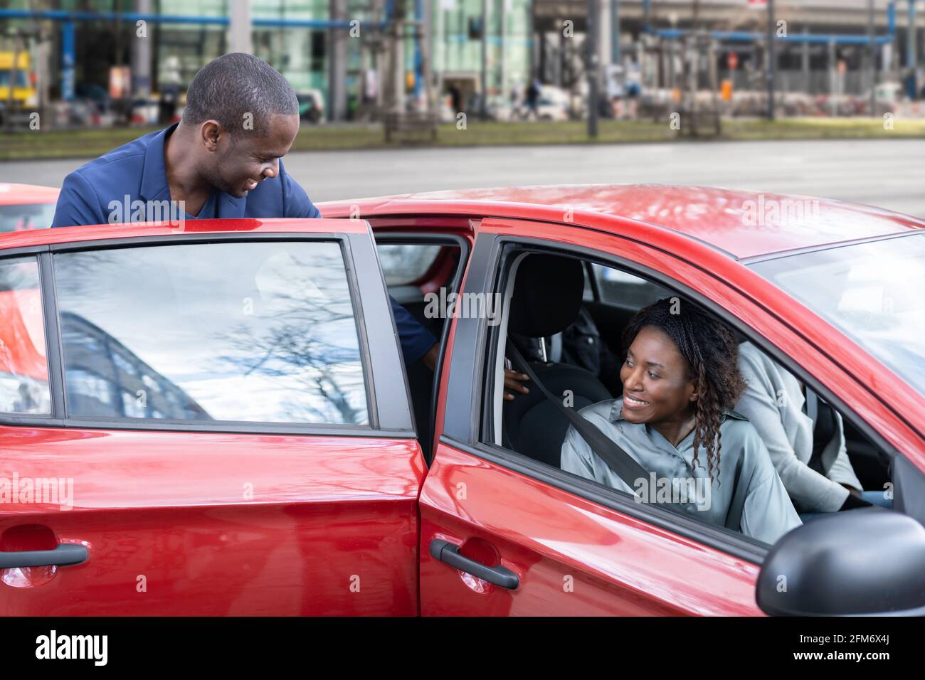 Condivisione del giro in piscina. Persone africane che usano Car Share Foto Stock