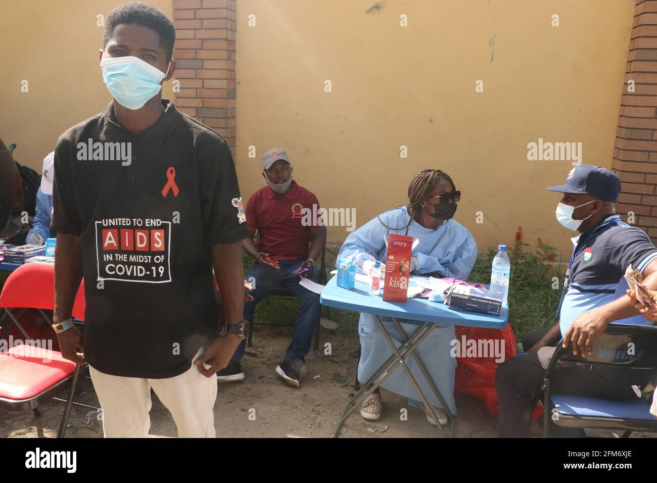 Un operatore sanitario fornisce una consulenza medica sul test HIV/AIDS a un funzionario statale di Lagos nella Giornata internazionale dei lavoratori. La Giornata internazionale dei lavoratori si celebra ogni 1° maggio, in tutto il mondo, e si osserva per diffondere la consapevolezza tra le persone, per quanto riguarda i diritti dei lavoratori e per segnare i loro risultati. Lagos, Nigeria. Foto Stock