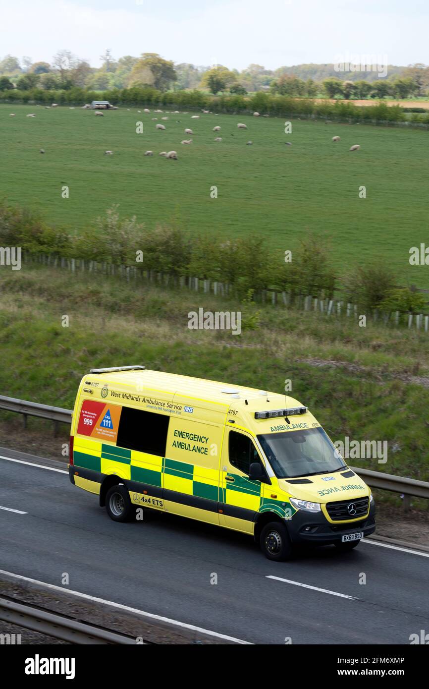 Ambulanza delle West Midlands sulla A46 Road, Warwickshire, Regno Unito Foto Stock