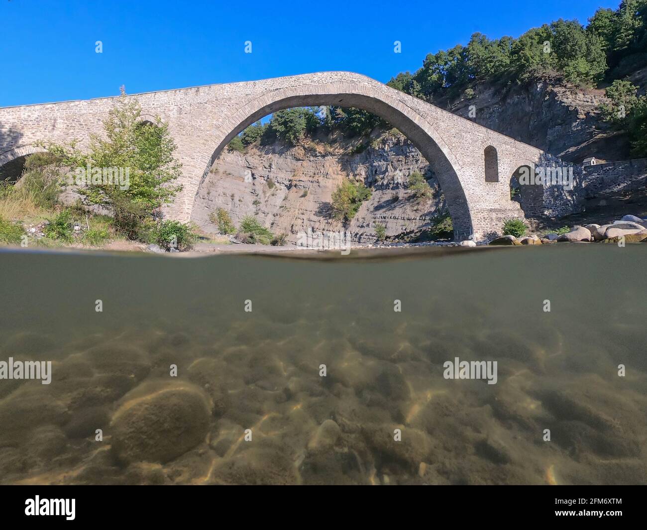 Vecchio ponte di pietra di Aziz Aga, fiume Venetikos, vista subacquea metà, Grevena, Macedonia, Grecia Foto Stock