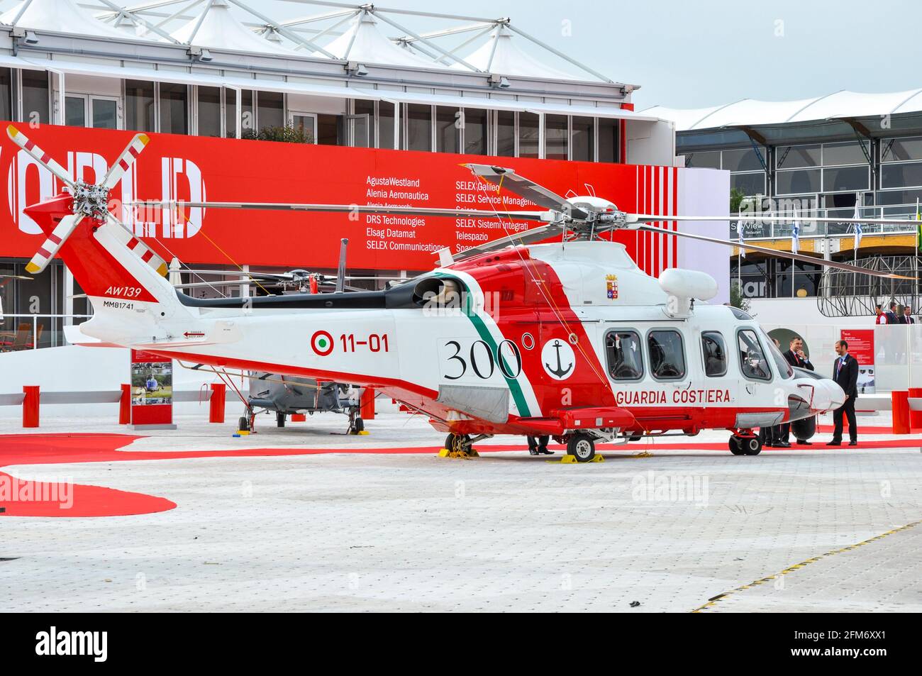 Elicottero AgustaWestland AW139, in colori della Guardia Costiera Italiana, in mostra al Farnborough International Airshow 2010 Foto Stock