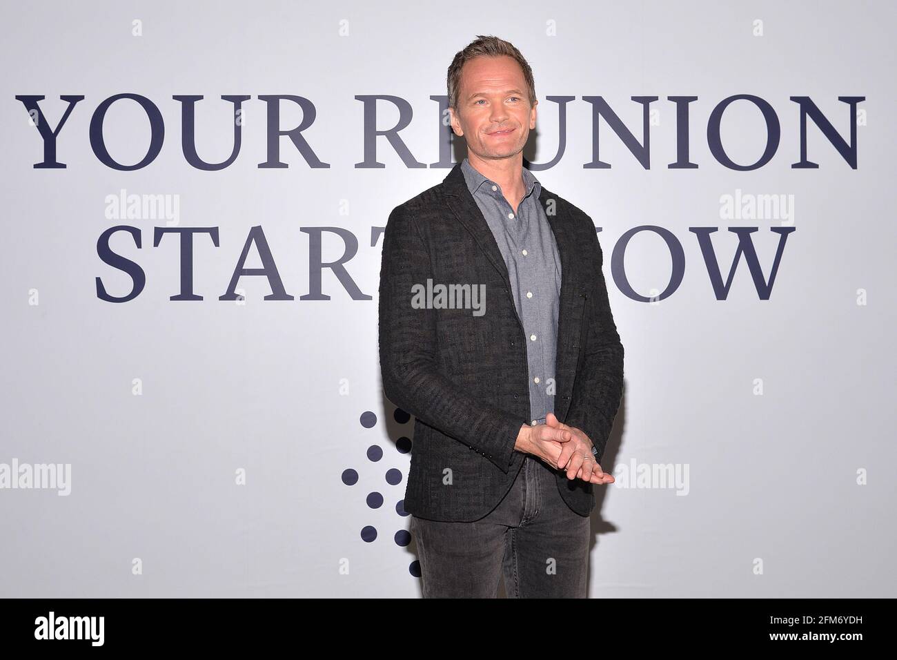 Rutherford, Stati Uniti. 06 maggio 2021. L'attore Neil Patrick Harris pone per immagini prima dell'inizio del "Clear connects: A Day of Families", dove amici e familiari si riuniranno per la prima volta dopo essere stati separati a causa della pandemia COVID-19, al MetLife Stadium, Rutherford, NJ, 6 maggio, 2021. 35 anziani completamente vaccinati che vivono in Florida sono stati volati da United Airlines per riunirsi con i cari. (Foto di Anthony Behar/Sipa USA) Credit: Sipa USA/Alamy Live News Foto Stock