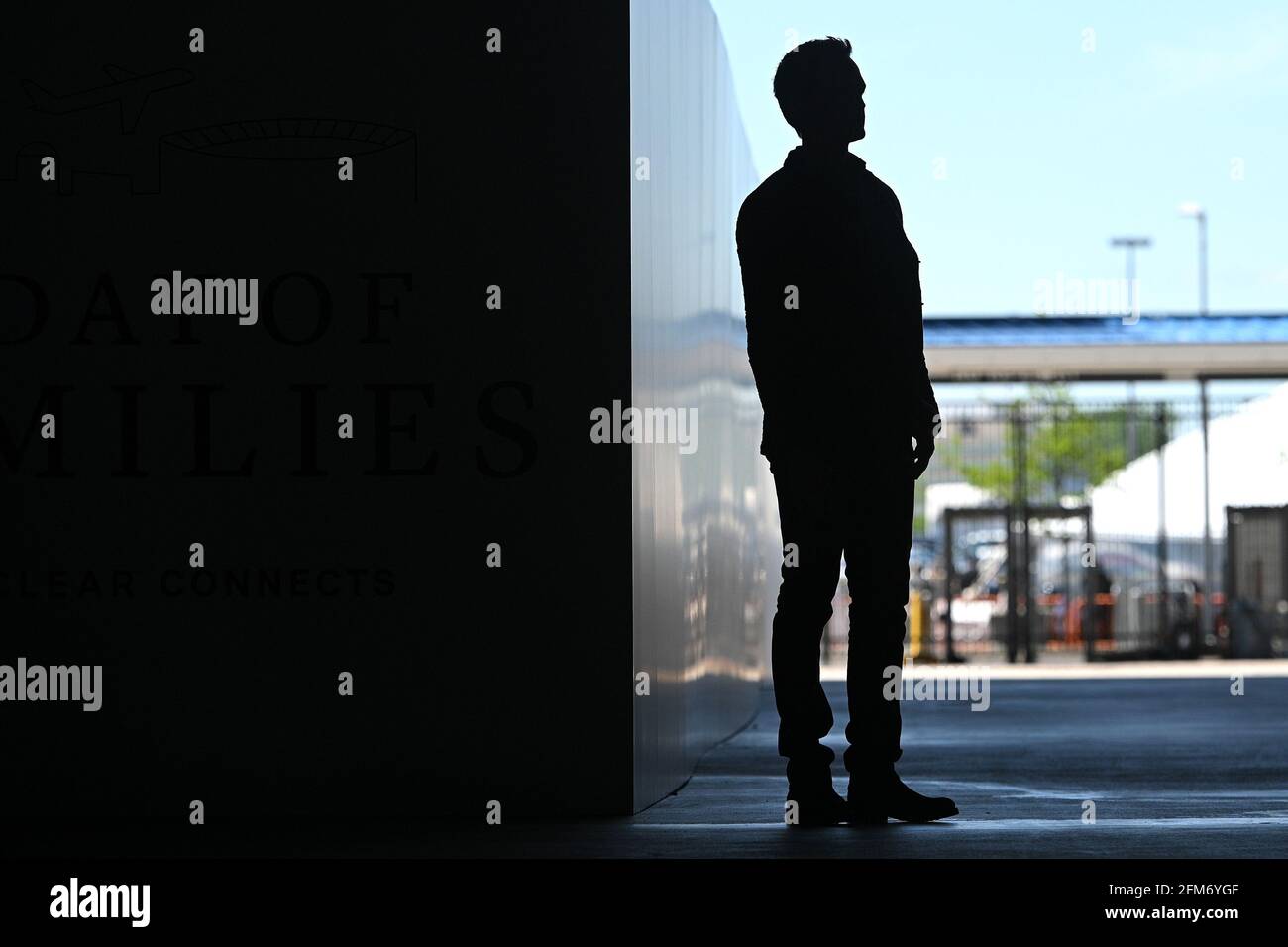 Rutherford, Stati Uniti. 06 maggio 2021. L'attore Neil Patrick Harris pone per immagini prima dell'inizio del "Clear connects: A Day of Families", dove amici e familiari si riuniranno per la prima volta dopo essere stati separati a causa della pandemia COVID-19, al MetLife Stadium, Rutherford, NJ, 6 maggio, 2021. 35 anziani completamente vaccinati che vivono in Florida sono stati volati da United Airlines per riunirsi con i cari. (Foto di Anthony Behar/Sipa USA) Credit: Sipa USA/Alamy Live News Foto Stock