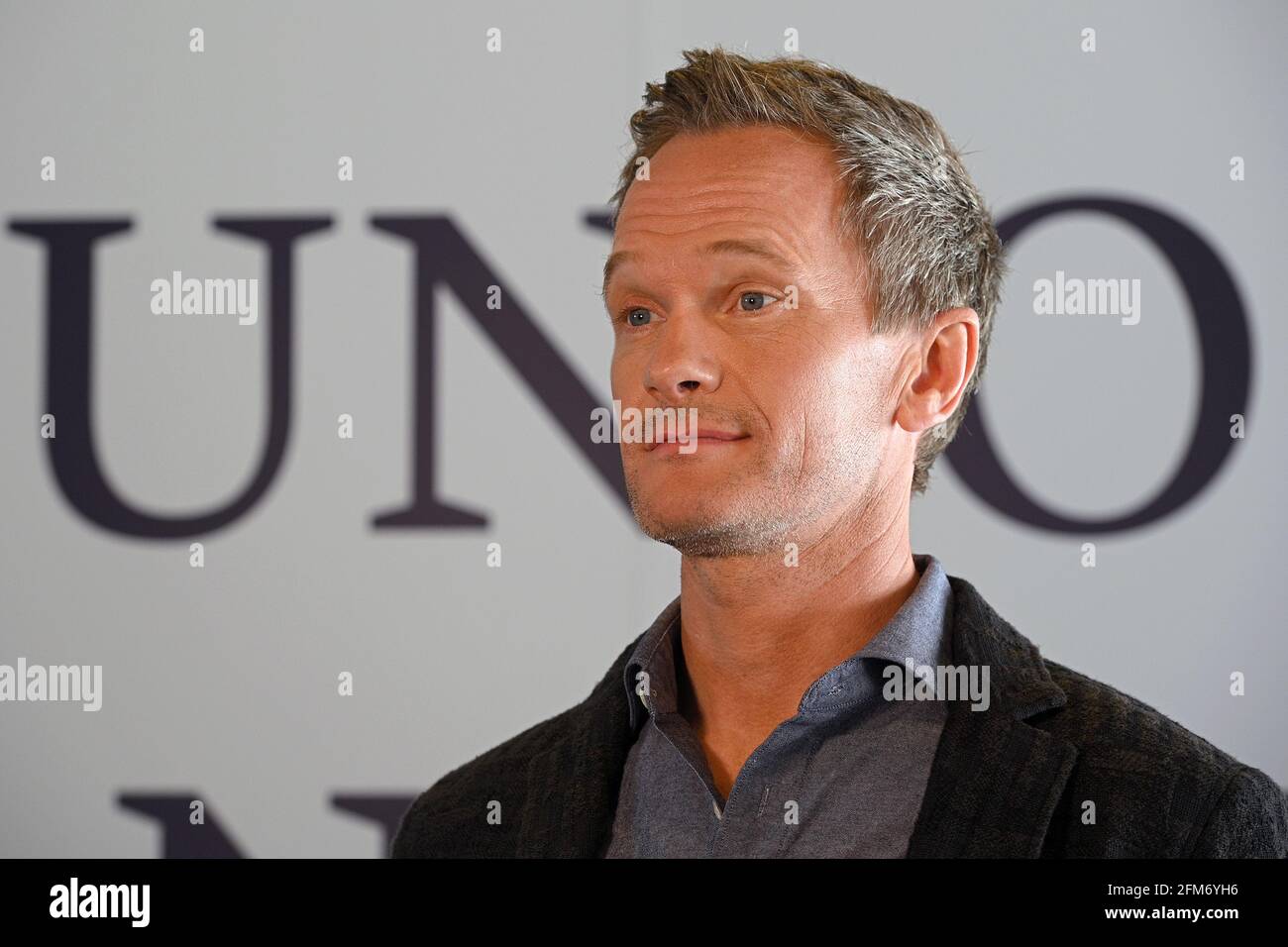 Rutherford, Stati Uniti. 06 maggio 2021. L'attore Neil Patrick Harris pone per immagini prima dell'inizio del "Clear connects: A Day of Families", dove amici e familiari si riuniranno per la prima volta dopo essere stati separati a causa della pandemia COVID-19, al MetLife Stadium, Rutherford, NJ, 6 maggio, 2021. 35 anziani completamente vaccinati che vivono in Florida sono stati volati da United Airlines per riunirsi con i cari. (Foto di Anthony Behar/Sipa USA) Credit: Sipa USA/Alamy Live News Foto Stock