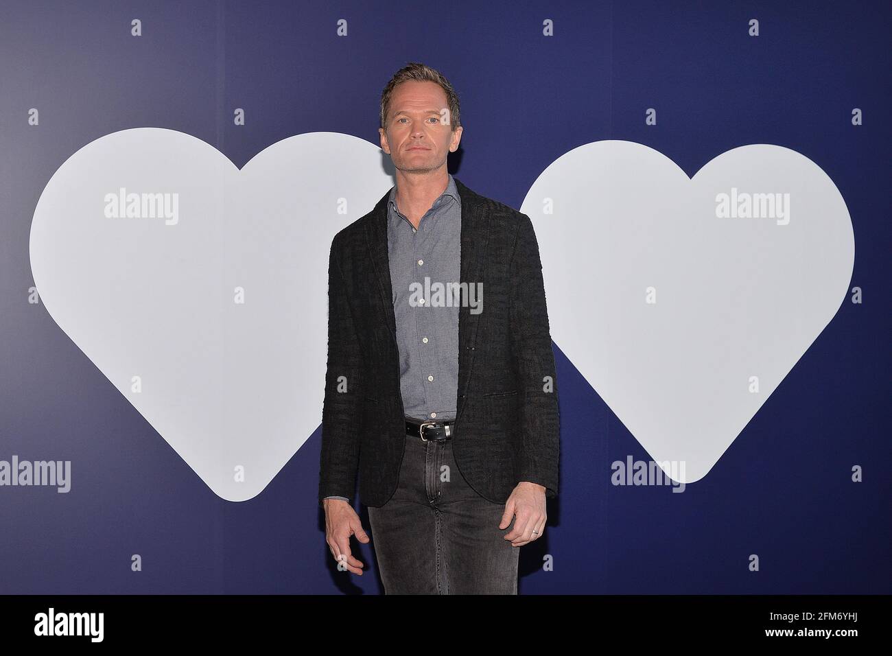 Rutherford, Stati Uniti. 06 maggio 2021. L'attore Neil Patrick Harris pone per immagini prima dell'inizio del "Clear connects: A Day of Families", dove amici e familiari si riuniranno per la prima volta dopo essere stati separati a causa della pandemia COVID-19, al MetLife Stadium, Rutherford, NJ, 6 maggio, 2021. 35 anziani completamente vaccinati che vivono in Florida sono stati volati da United Airlines per riunirsi con i cari. (Foto di Anthony Behar/Sipa USA) Credit: Sipa USA/Alamy Live News Foto Stock