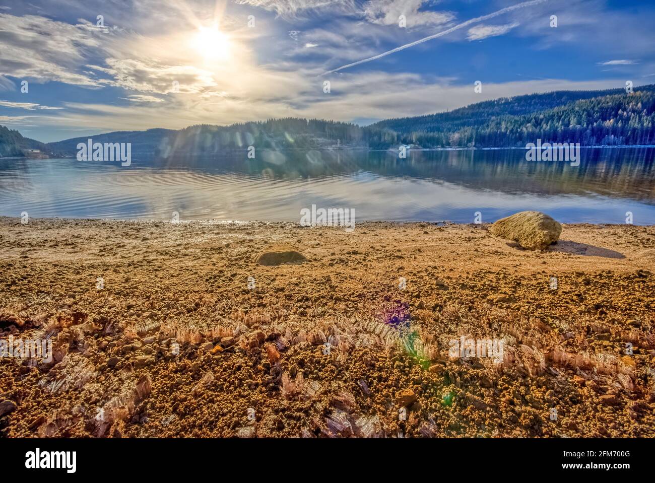 Lago Schluchsee in autunno, nella Foresta Nera alta, Germania sud-occidentale, con gelo maturo sulla riva Foto Stock